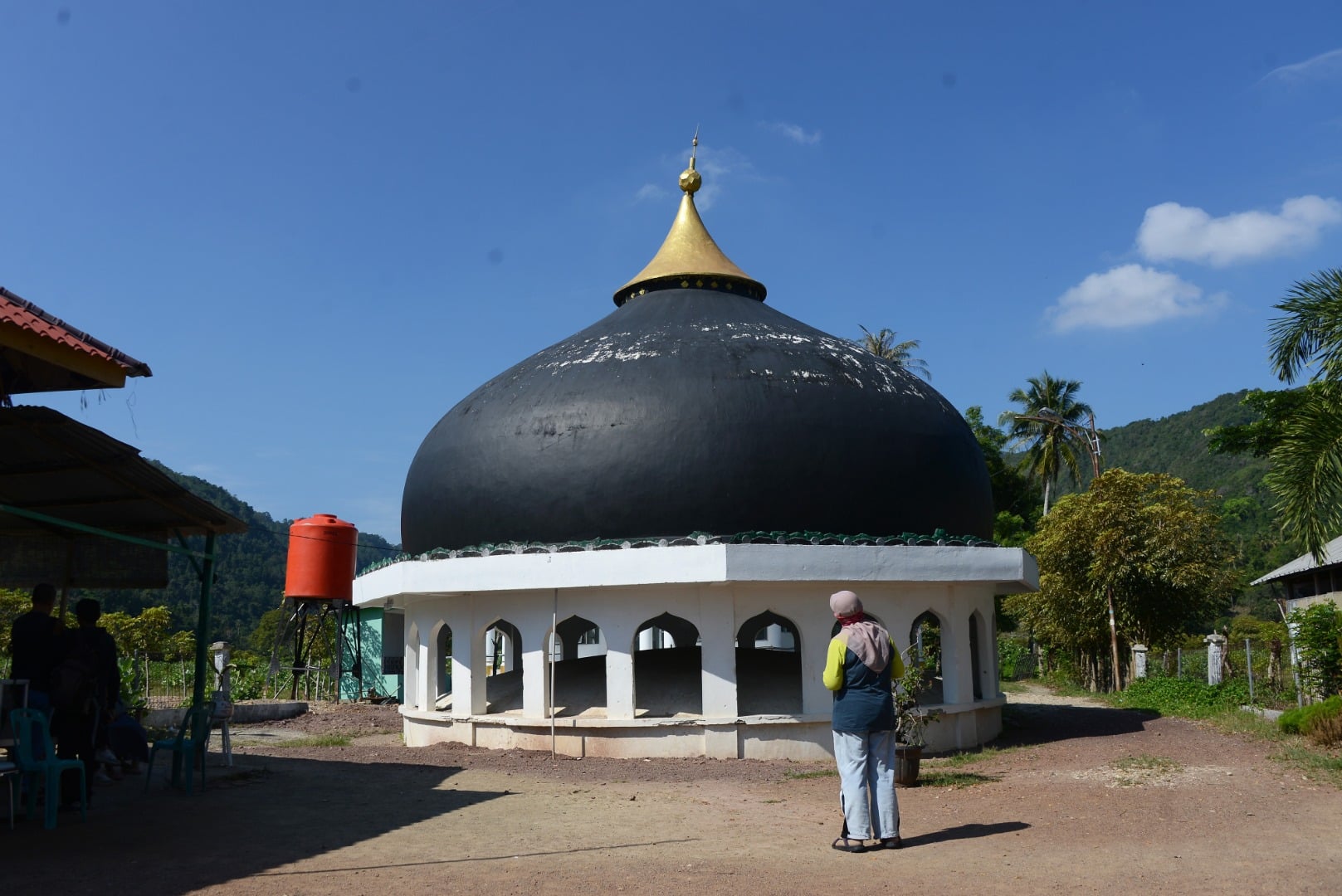 Pengunjung menyaksikan situs Kubah Masjid Tsunami di Desa Gurah, Kecamatan Peukan Bada, Kabupaten Aceh Besar, Aceh, Rabu (25/12/2019).