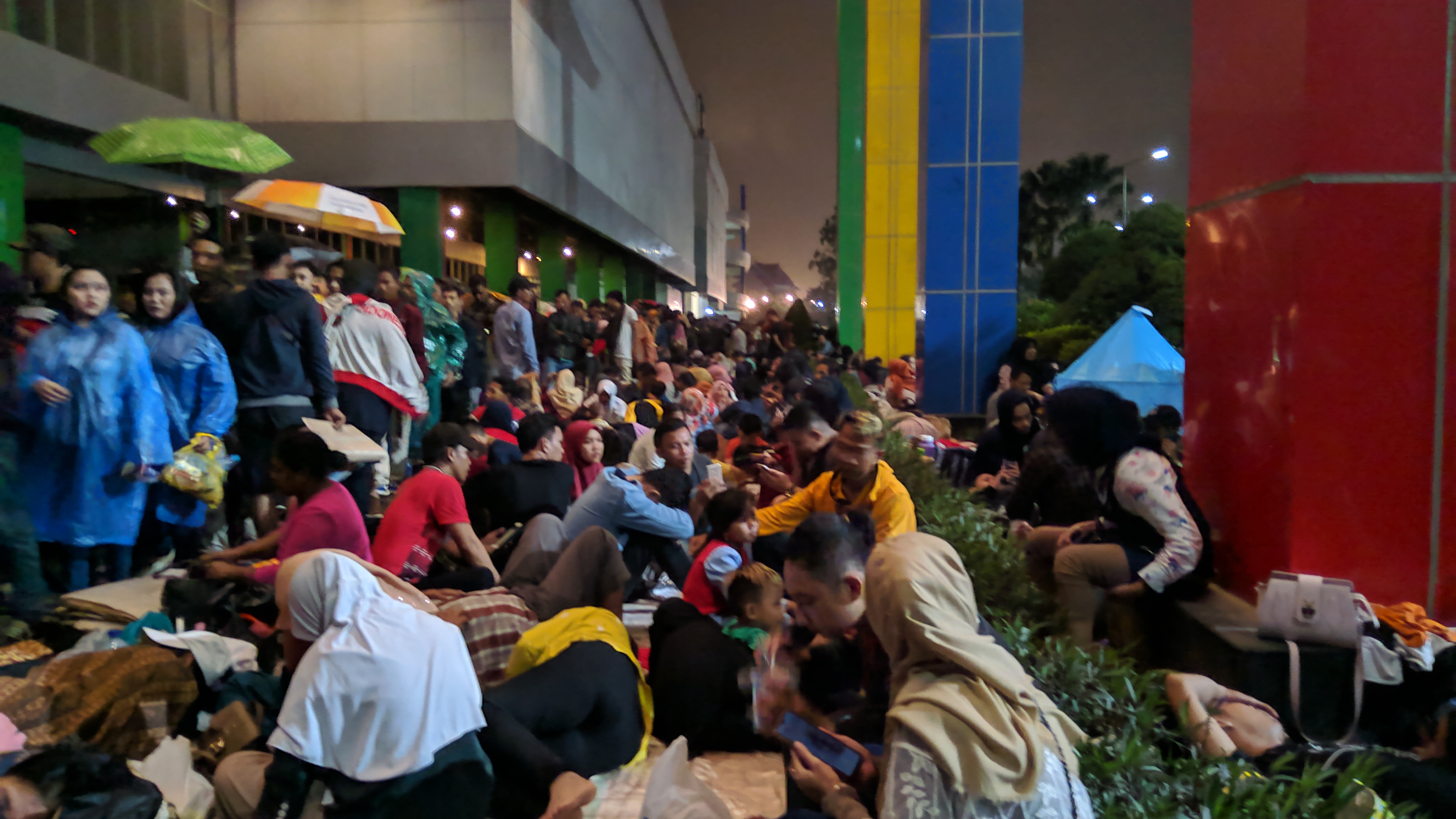 Pengunjung memadati lobby dan halaman Ancol Beach City pada Selasa (31/12) malam untuk berteduh saat hujan.