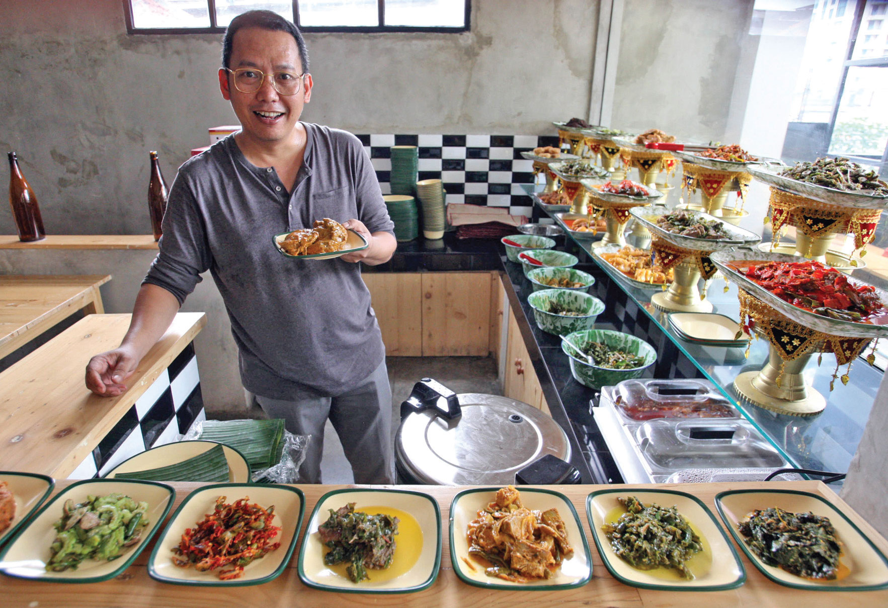 Suasana dan berbagai masakan khas Minang di Restoran UniMinang, Menteng Pulo, Jakarta