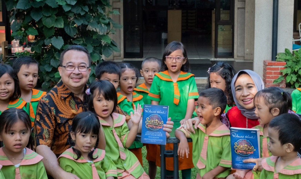 Rhenald Kasali bersama para siswa PAUD. 