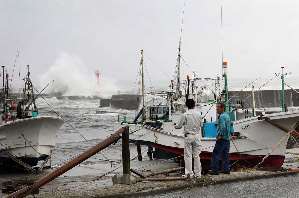 Dua nelayan Jepang berada di pelabuhan Tateyama, Chiba, 11 Oktober 2019.  