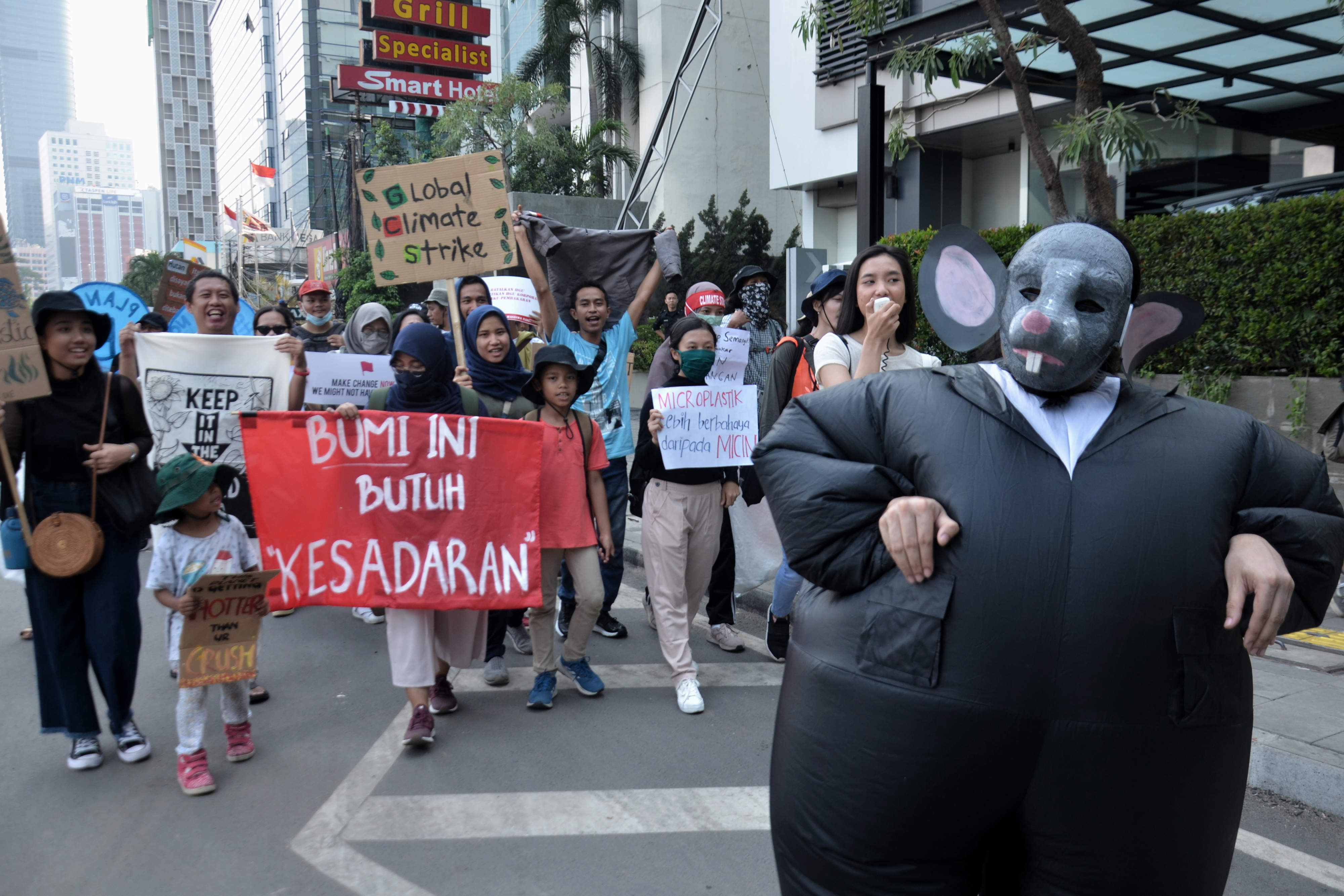 Ilustrasi: Aksi menuntut pemerintah menyelamatkan lingkungan terkait perubahan iklim