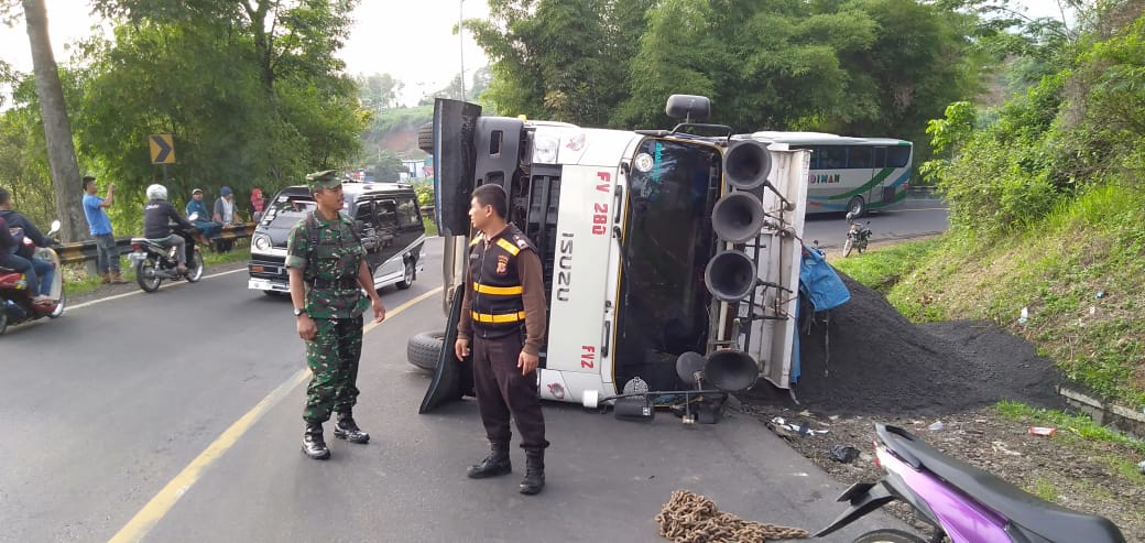 Truk bermuatan pasir terguling di Jalan Lingkar Gentong Tasikmalaya, Senin (23/12/2019).