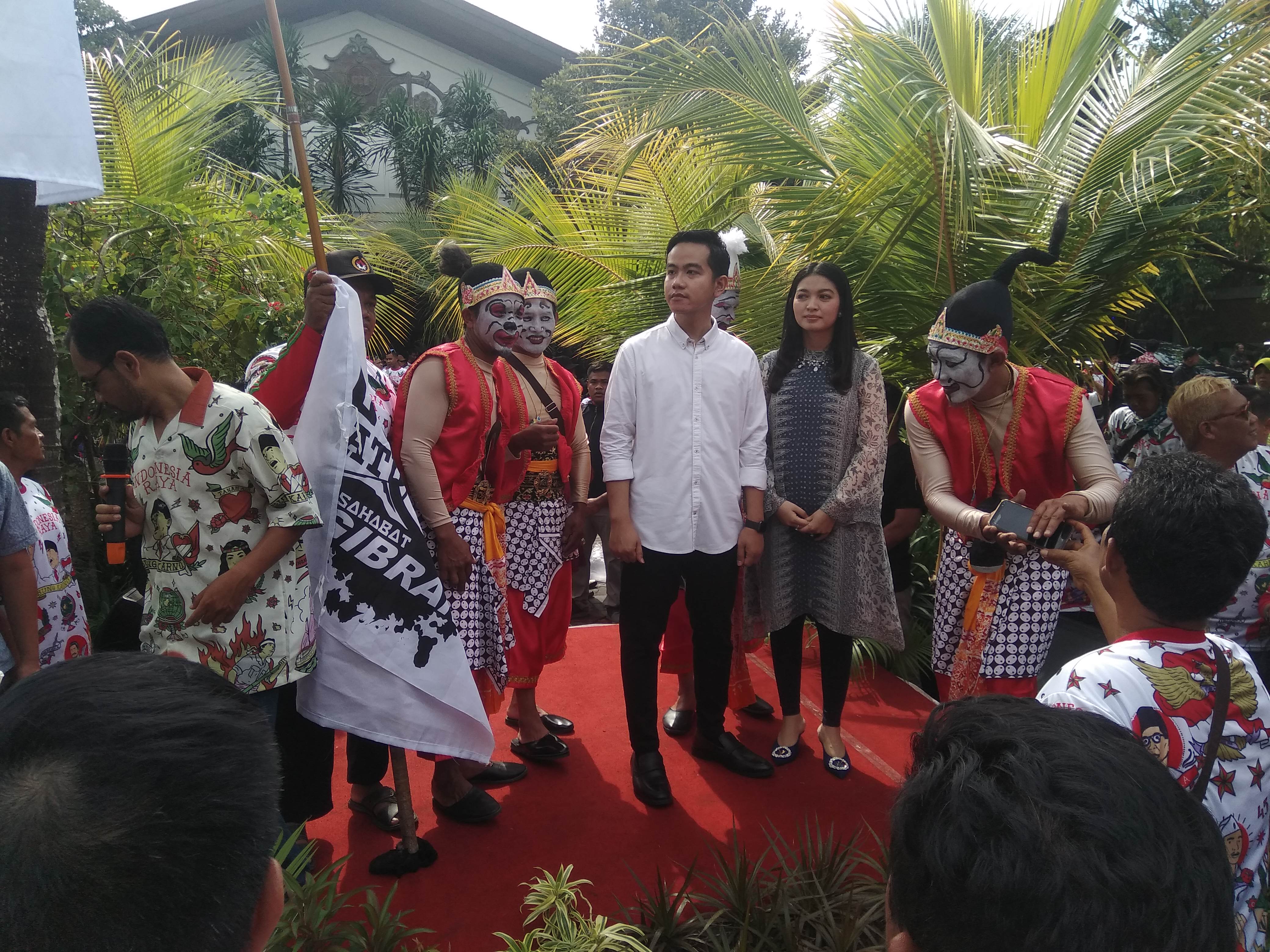 Gibran Rakabuming didampingi istrinya Selvi saat akan mendaftarkan pencalonan dirinya sebagai wali kota Surakarta di DPD PDIP Jawa Tengah.