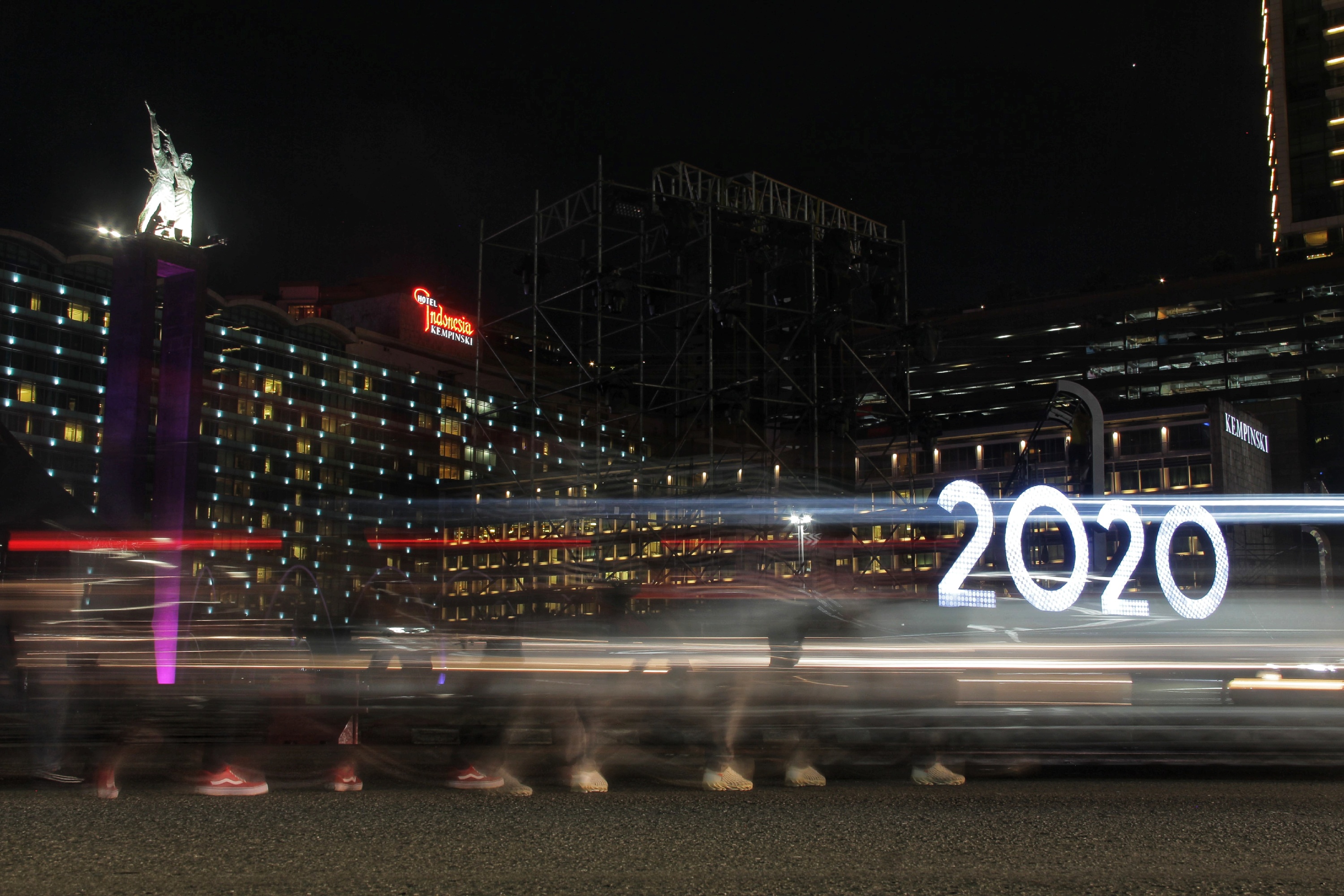  Panggung hiburan menyambut tahun baru 2020 di Bunderan HI, Jakarta Pusat, Minggu (29/12).