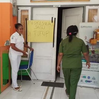 Sebuah puskemas di  Desa Sagu, Kecamatan Adonara disegel oleh sejumlah warga  karena kecewa dan menolak hasil pilkadesyang diduga curang. 