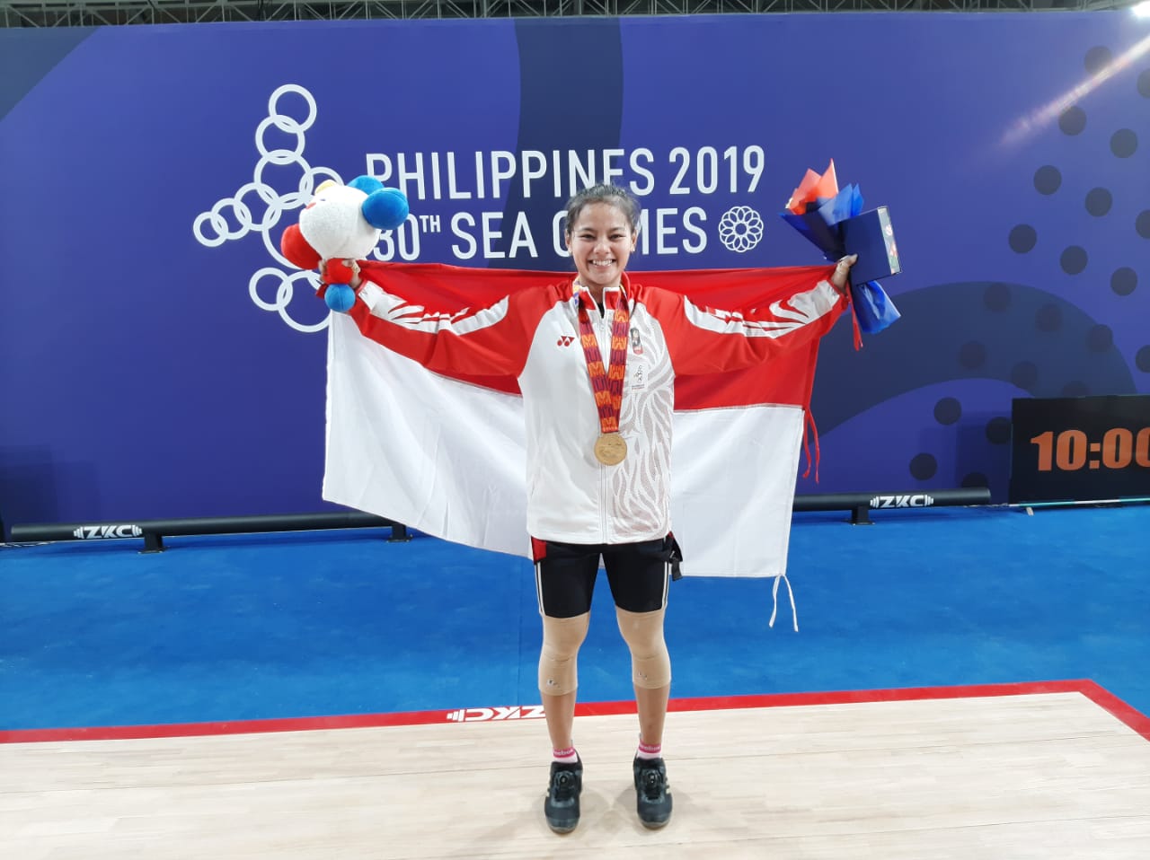 Windy Asiah saat menerimamedali emas pertamanya di SEA Games