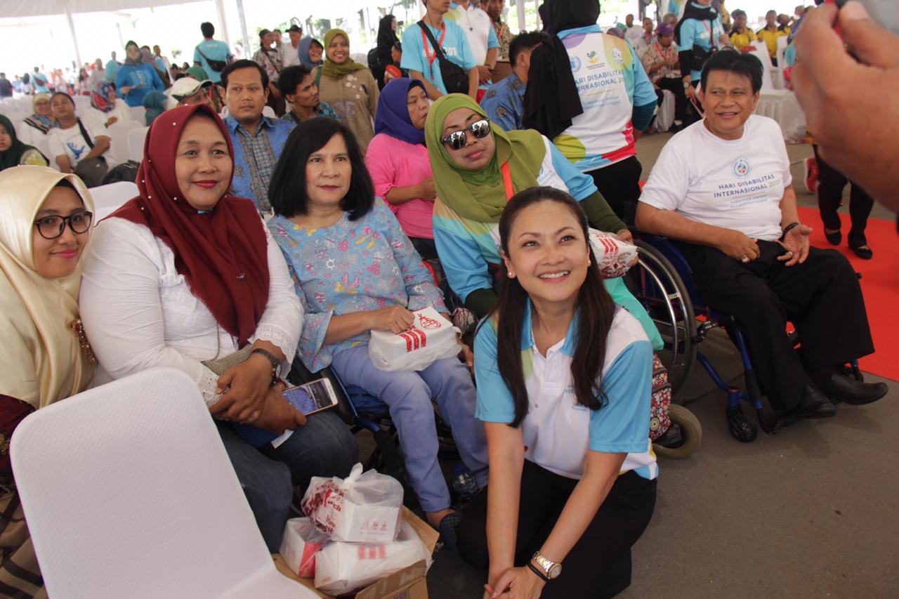Istri Mensos, Grace Batubara bersama para penyandang disabilitas.