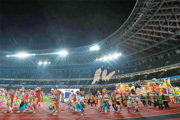 Sejumlah peserta meramaikan festival kostum di Stadion Nasional, Tokyo, Jepang, kemarin