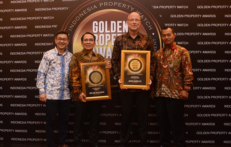 Managing Director PT Modernland Realty Tbk David Iman Santosa (kiri) dan Dirut PT Mitra Sindo Sukses Sami Miettinen seusai menerima GPA 2019