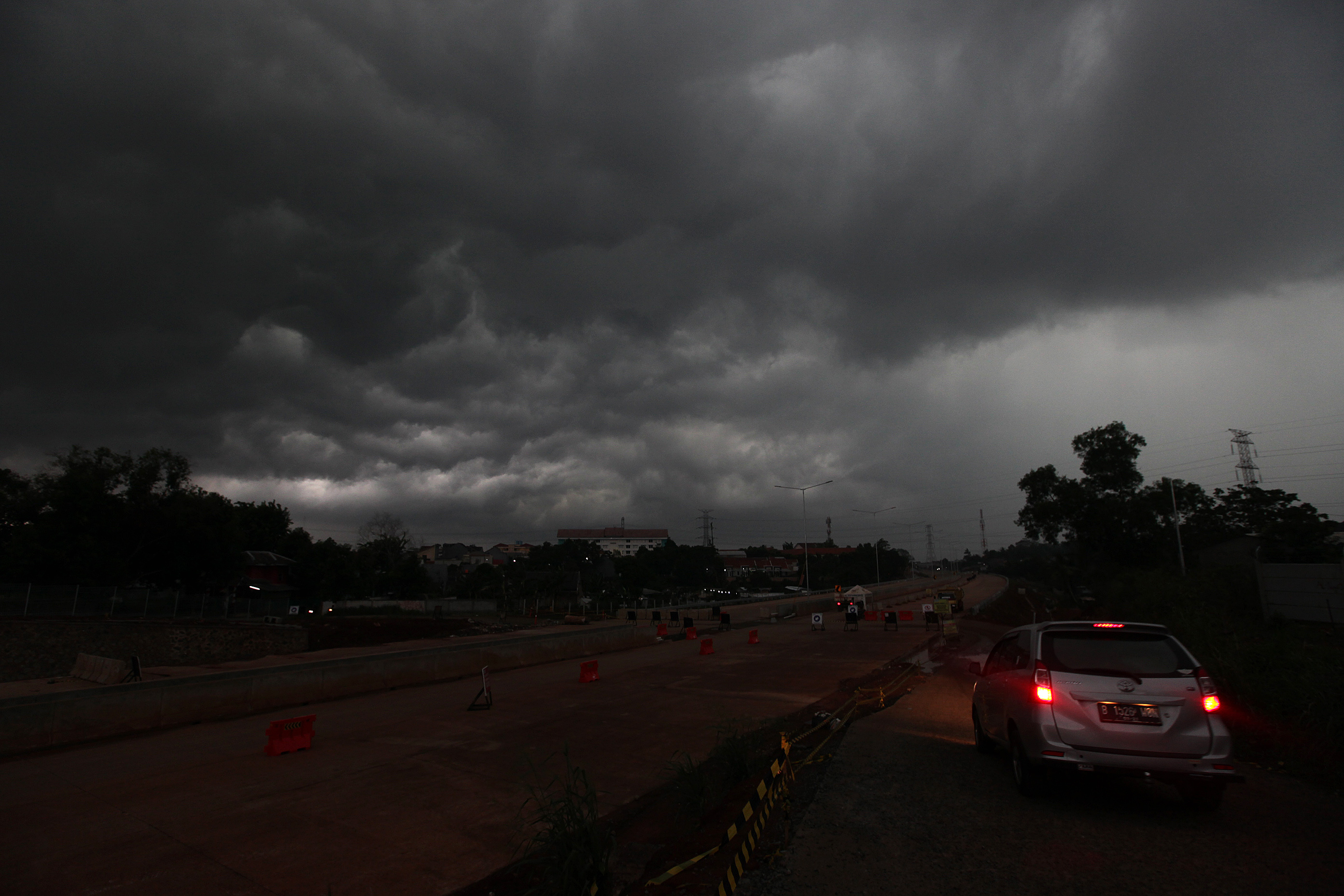 Ilustrasi: Awan tebal menyelimuti langit di kawasan Tangerang Selatan, Banten, Sabtu (30/11).