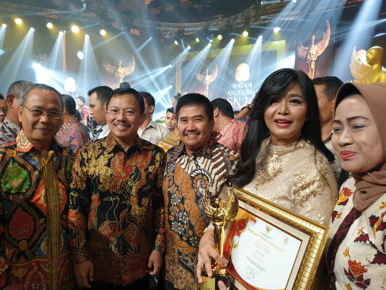  Pengatur Urusan  Dokkes Polres Brebes, Jawa Tengah, Nani Yulia (bawa piagam) memperoleh penghargaan Adi Gana dari MenPAN-RB.