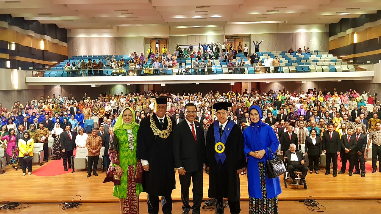 Ketua MWA Saleh Husin (tengah) bersama Rektor UI terpilih Ari Kuncoro (kedua dari kiri)