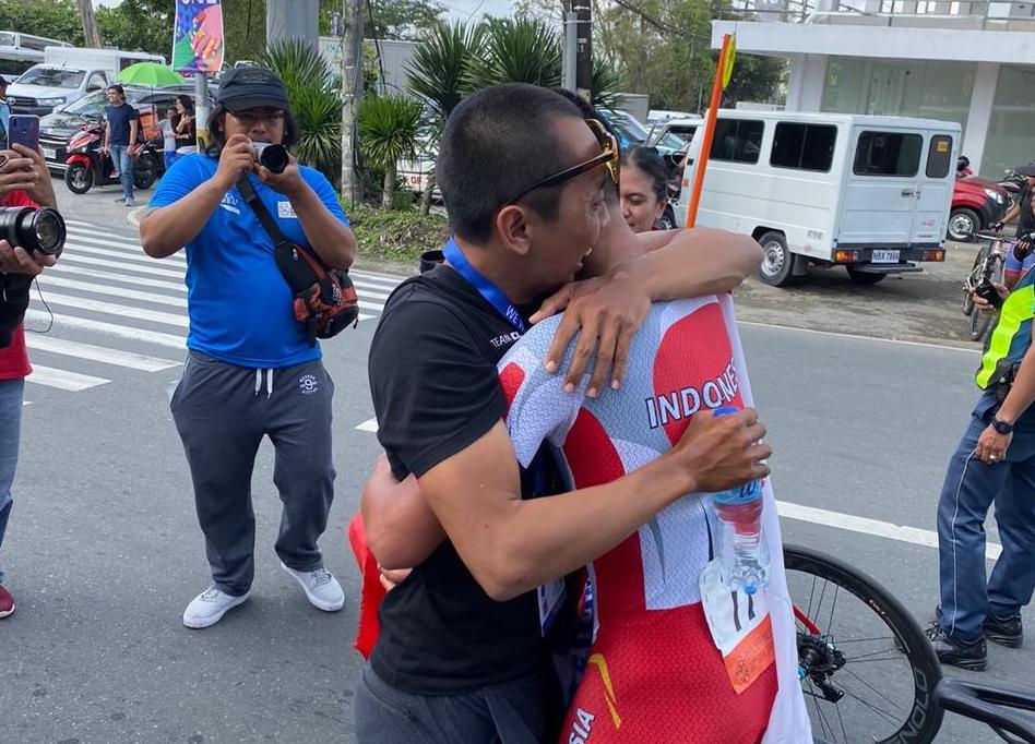 Pelatih timnas balap sepeda Indonesia Rastra Patria (kiri) memeluk Aiman Cahyadi yang menjadi juara di SEA Games 2019.
