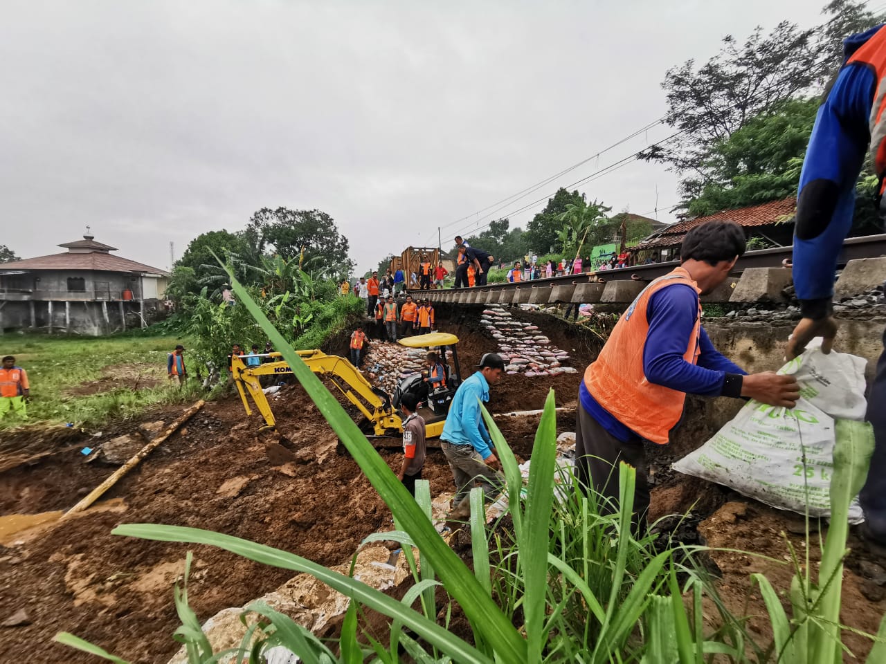 Perbaikan jalur kereta KA Bogor-Sukabumi yang longsor