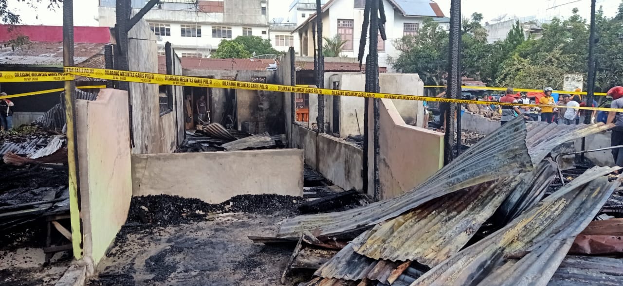 11 Unit Kios di Dekat Stasiun KA Pematangsiantar Terbakar 