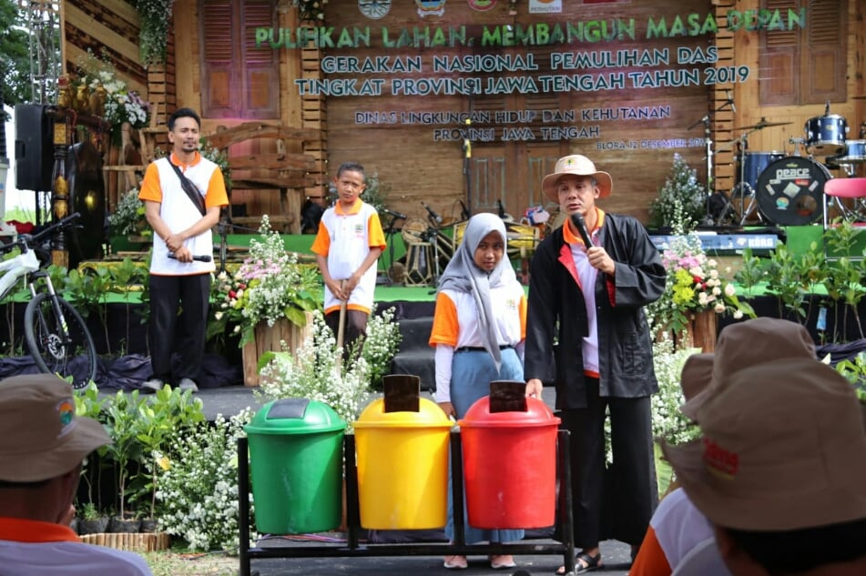Gubernur Jawa Tengah Ganjar Pranowo menghadiri penghijauan dan penanaman pohon  di Blora. Sekaligus mengecek kondisi Bengawan Solo. 