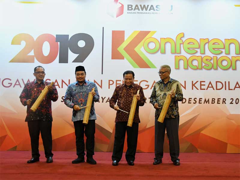 (ki-ka) Peneliti LIPI Syamsuddin haris, Ketua dan Anggota Bawaslu 2008-2012 Bambang Eka Cahya Widodo, Anggota Bawaslu 2008-2012 Wirdyaningsi