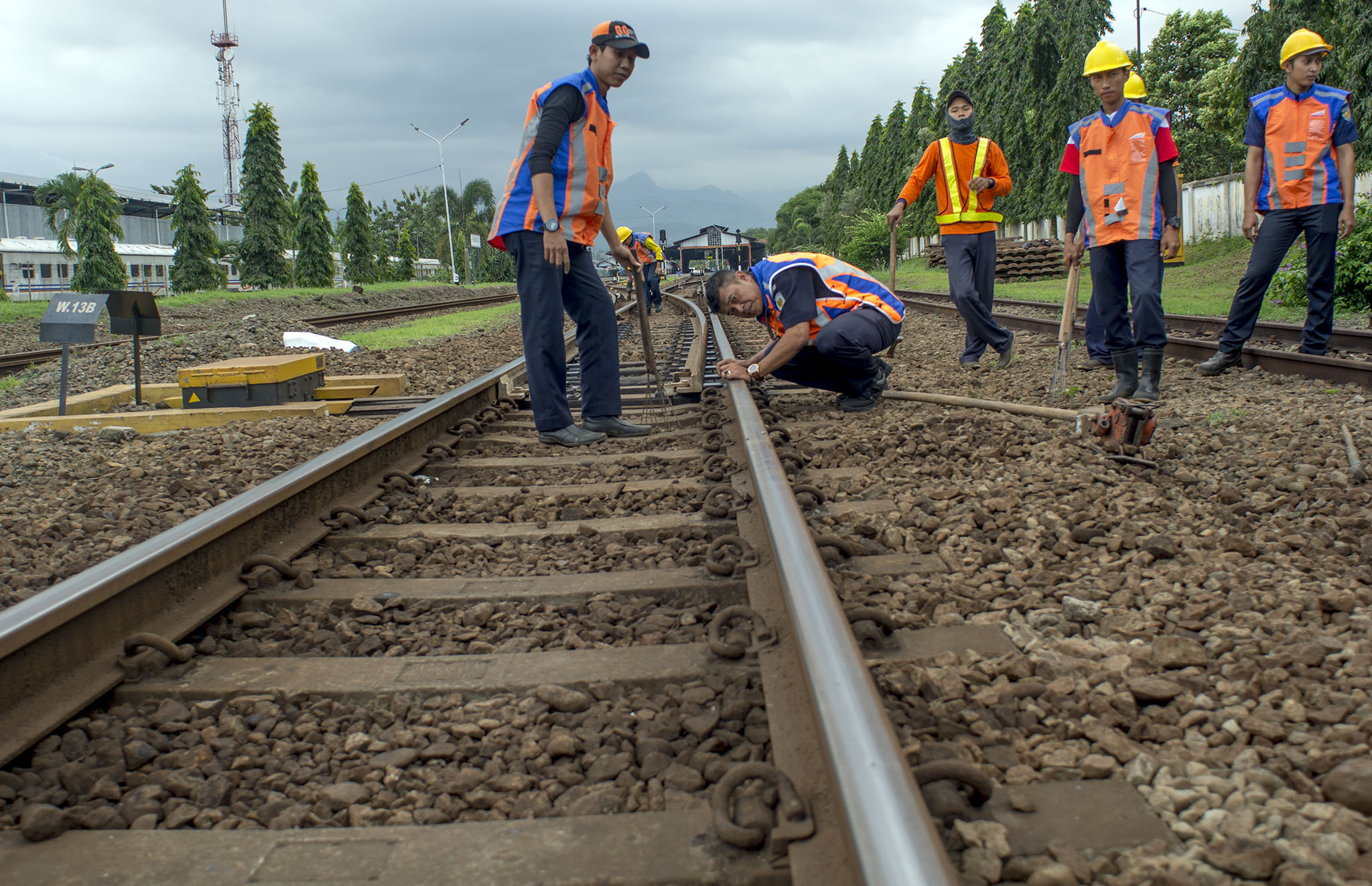 Pemeriksaan jalur kereta api dan persiapan lainnya telah dilakukan oleh PT KAI menjelang Natal dan Tahun Baru. 