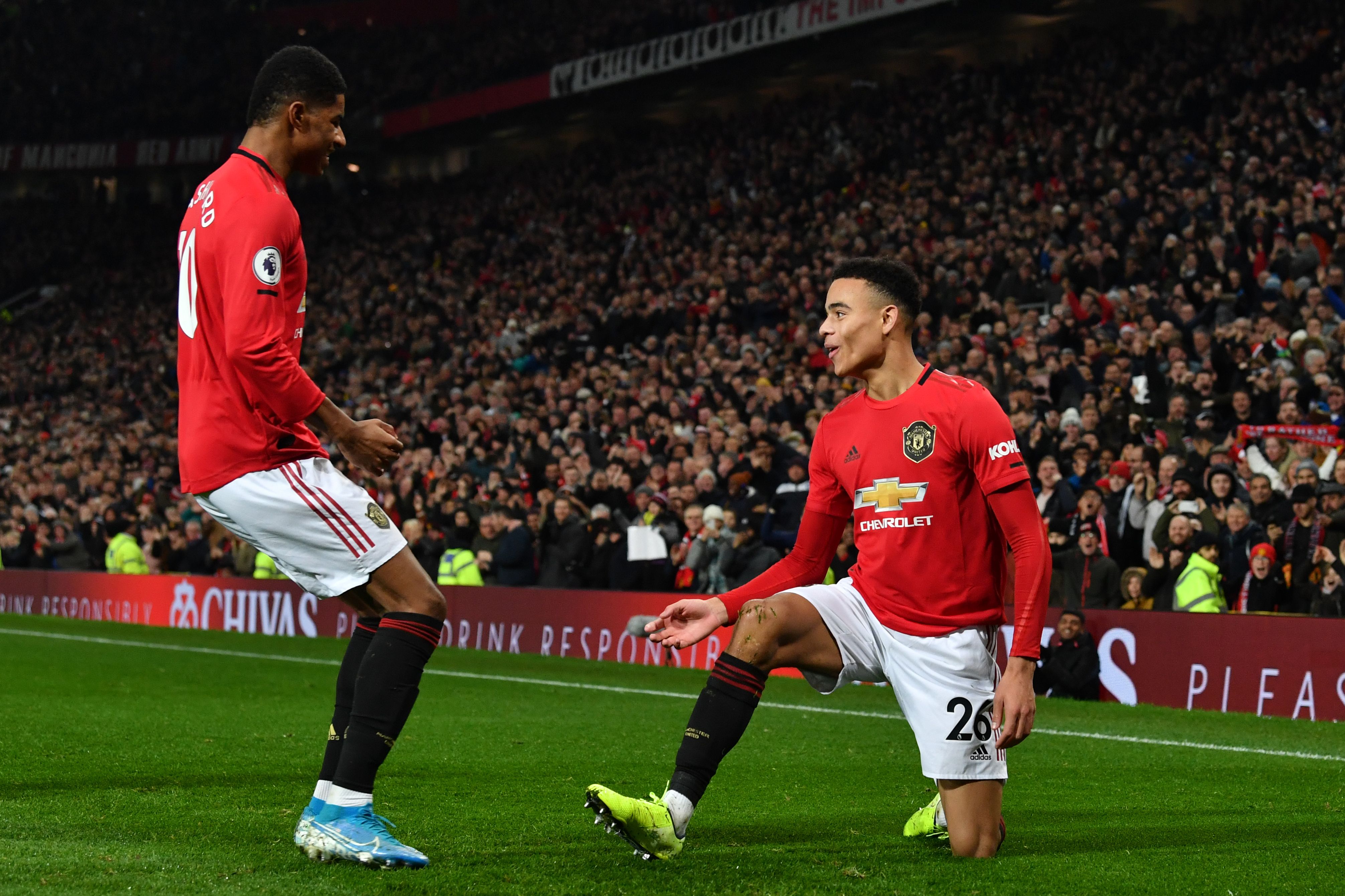  Striker MU Mason Greenwood (kanan) merayakan gol bersama striker Marcus Rashford setelah gol kedua bersarang di gawang Newscastle.  