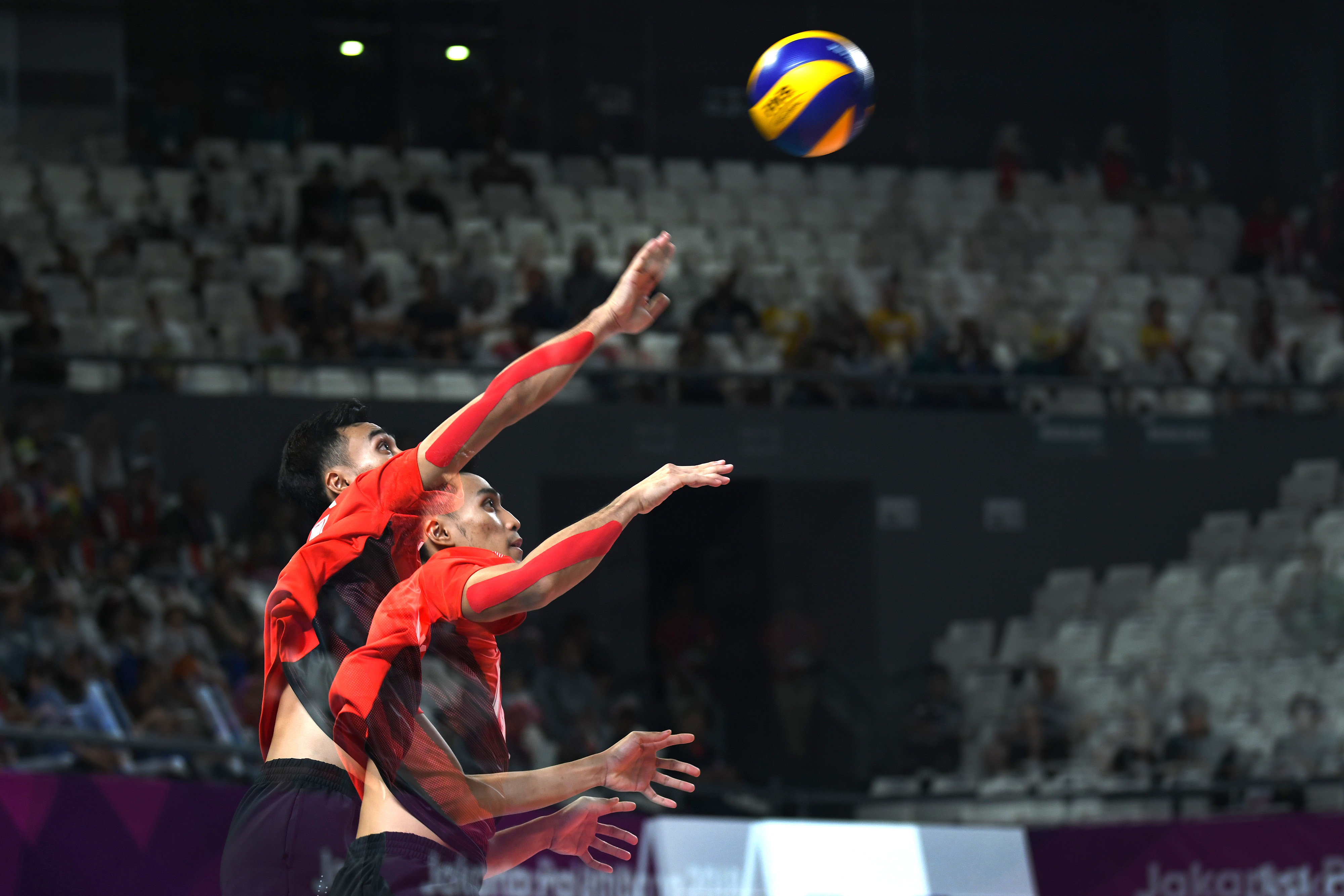 Pebola voli Indonesia Nizar Julfikar Munawar melepaskan servis