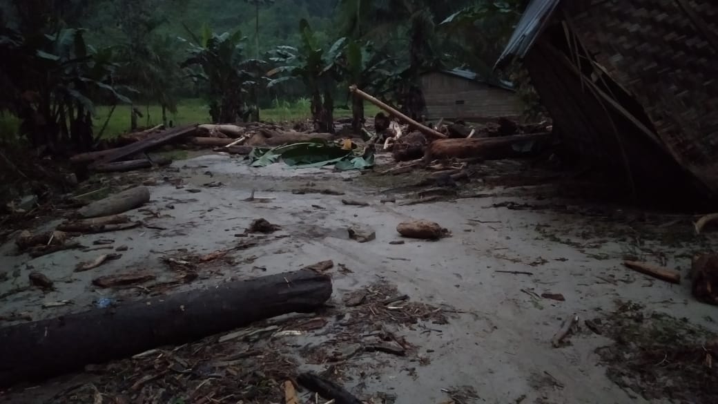 Dampak banjir bandang di Kabupaten Labuhanbatu Utara, Sumatra Utara, kemarin.