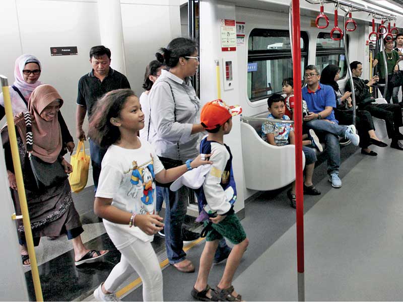 Penumpang menggunakan moda transportasi lintas raya terpadu (LRT) jurusan Stasiun Velodrome Rawamangun menuju Stasiun Pegangsaan 2, Jakarta.