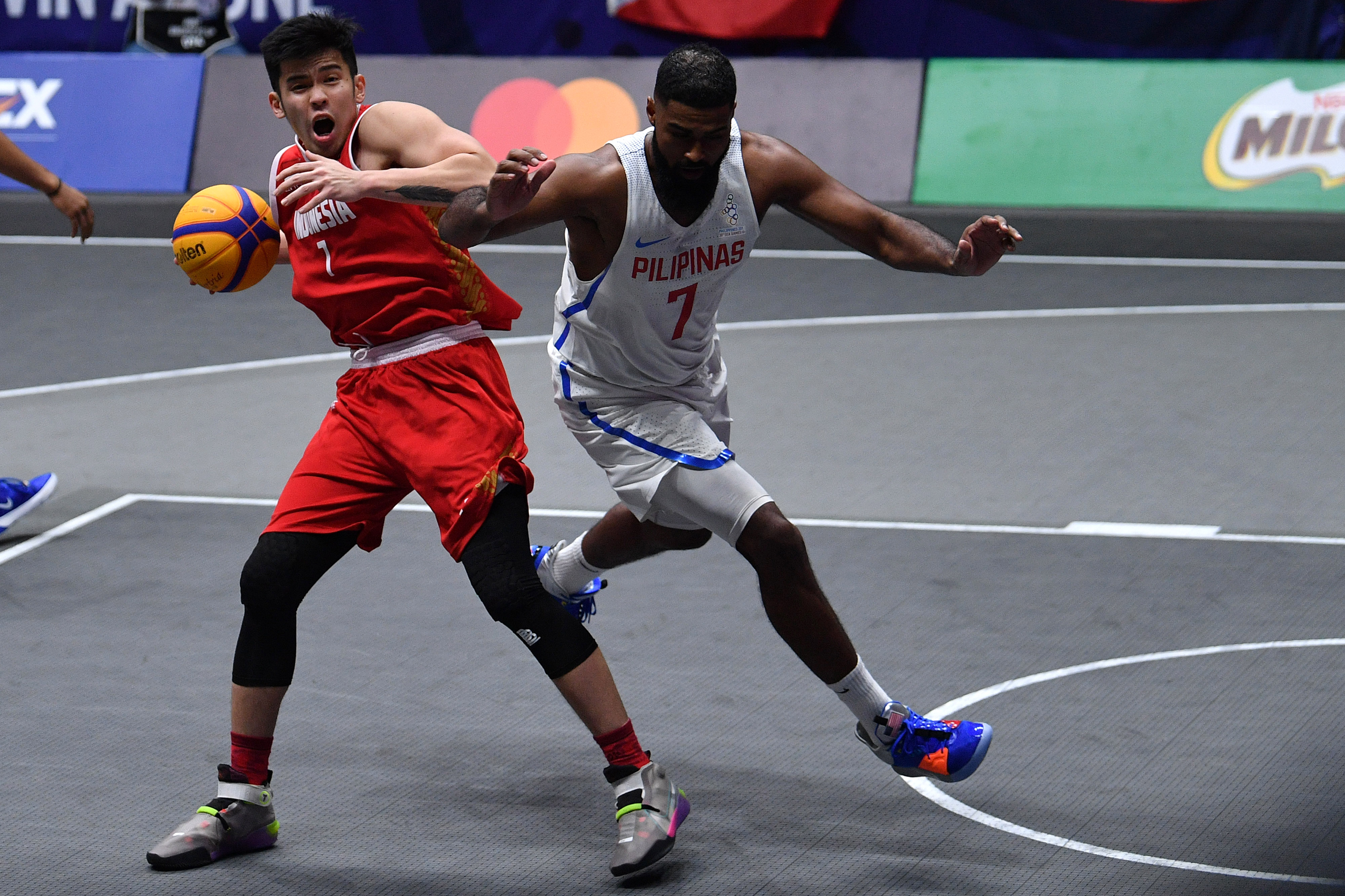 : Pebasket Indonesia Rivaldo Pangesthio (kiri) mendribel bola dibayangi pebasket Filipina Moala Tautuaa dalam final bola basket 3x3 putra.