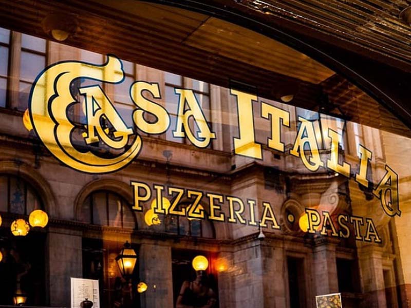 Demi membuat pengunjung saling berbincang, restoran di Liverpool, Inggris ini memberi diskon bagi mereka yang menyerahkan ponsel.