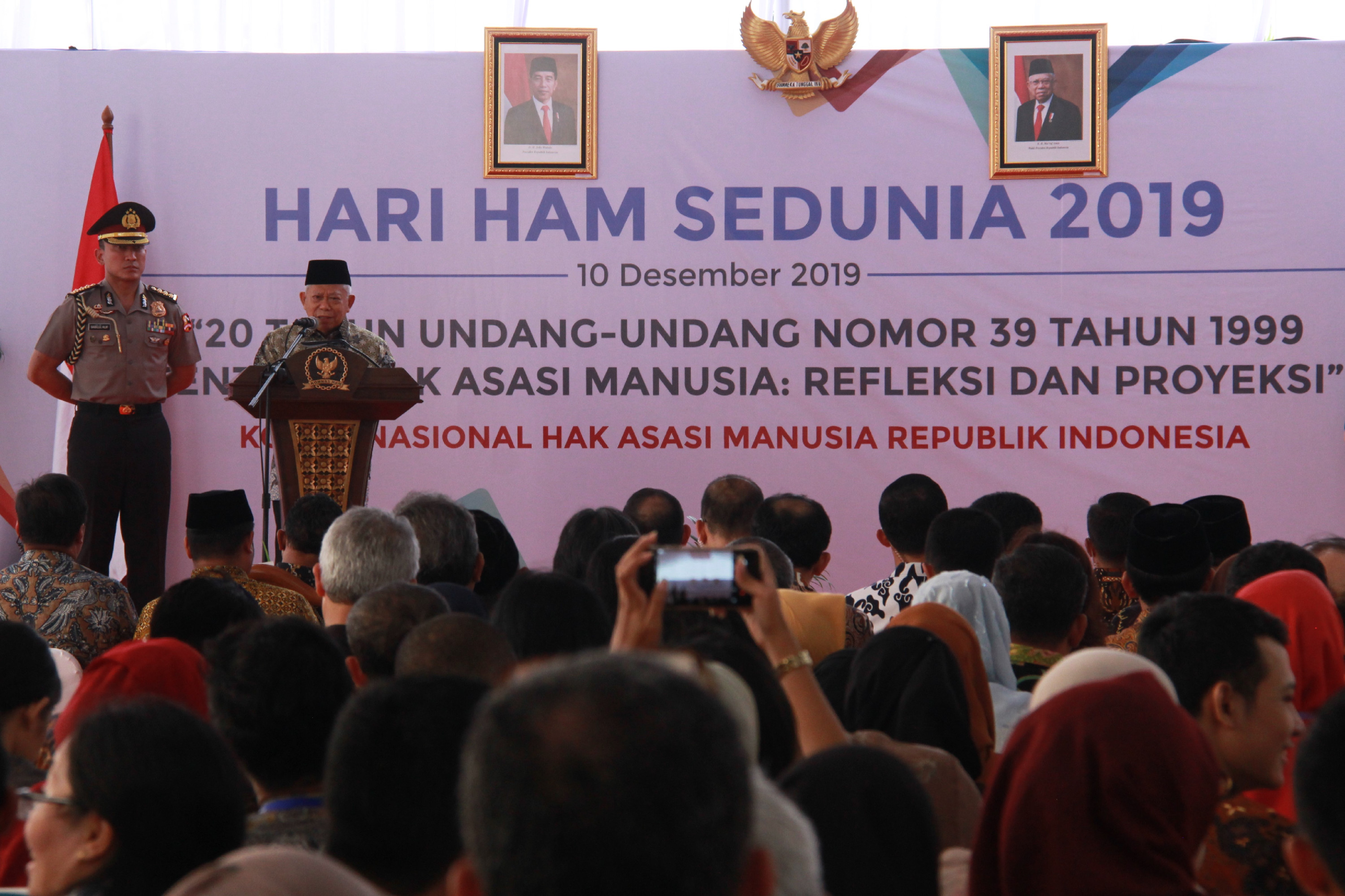 Wakil Presiden Ma'ruf Amin berpidato pada Pembukaan Peringatan Hari HAM di Gedung Komnasham, Menteng, Jakarta Pusat, Senin (9/12/2019)