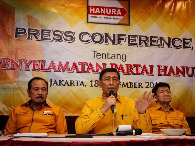 Ketua Dewan Pembina Partai Hanura Wiranto (tengah) didampingi Ketua Dewan Penasihat Subagyo HS (kiri) dan Ketua Dewan Kehormatan Chairuddin.