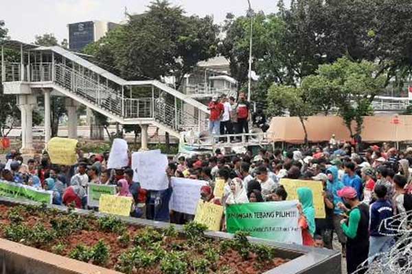 Ratusan karyawan dari PT Palma Satu menggeruduk Gedung Komisi Pemberantasan Korupsi (KPK), Jakarta. 