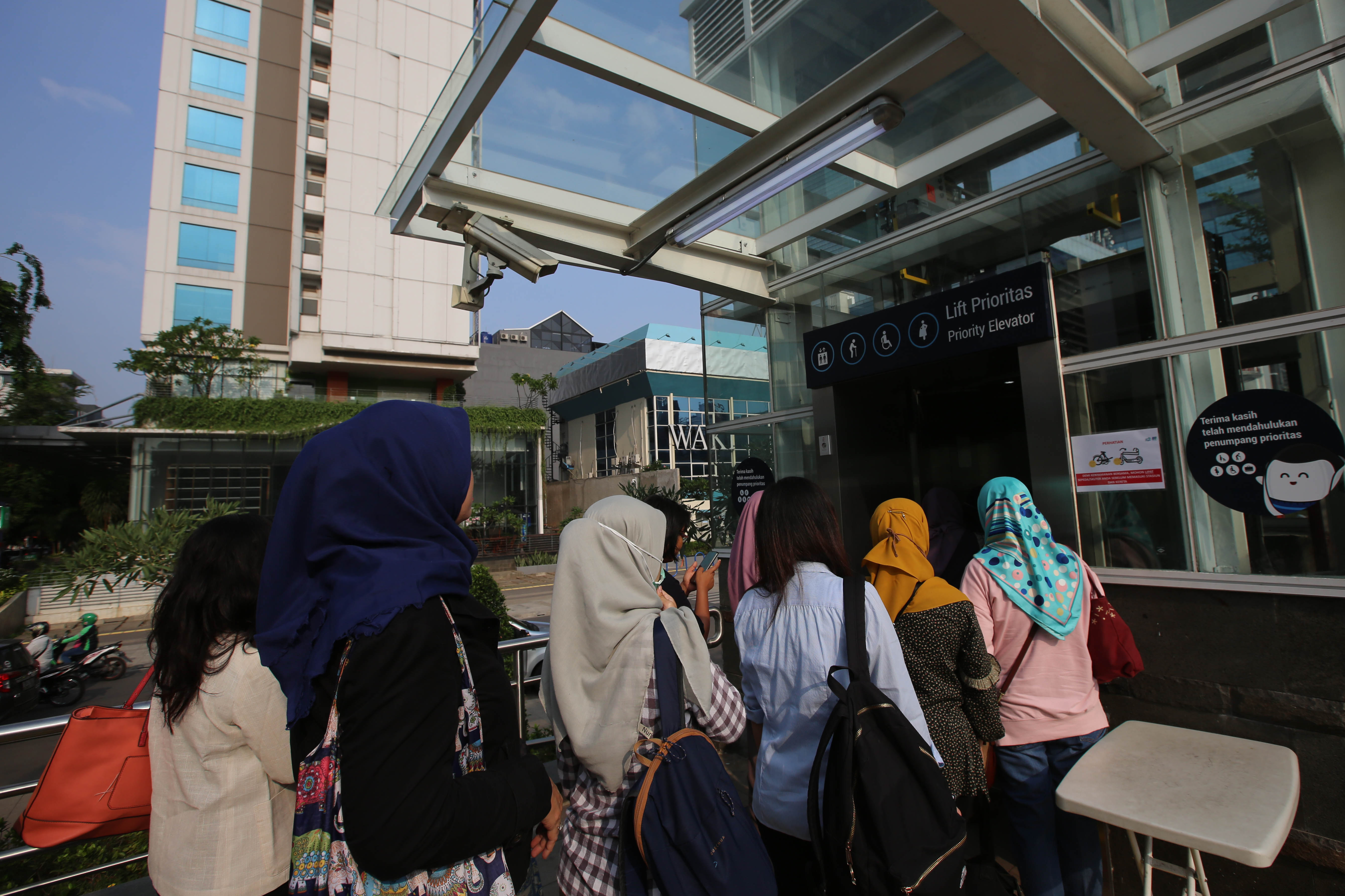  Calon penumpang kereta Moda Raya Terpadu (MRT) Jakarta mengantre di Stasiun MRT Sudirman, Jakarta.