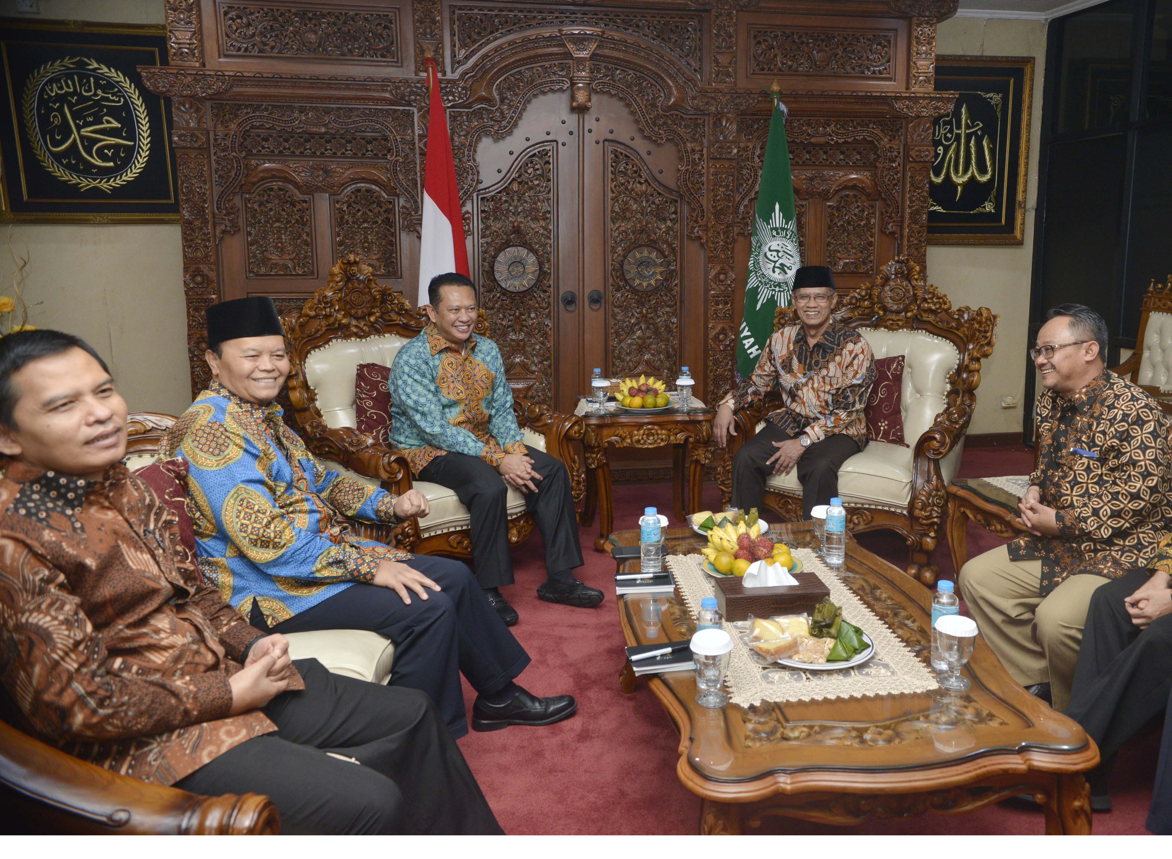 Ketua Umum PP Muhammadiyah Haedar Nasir (kedua dari kanan) menerima silaturahmi pimpinan MPR, hari ini.