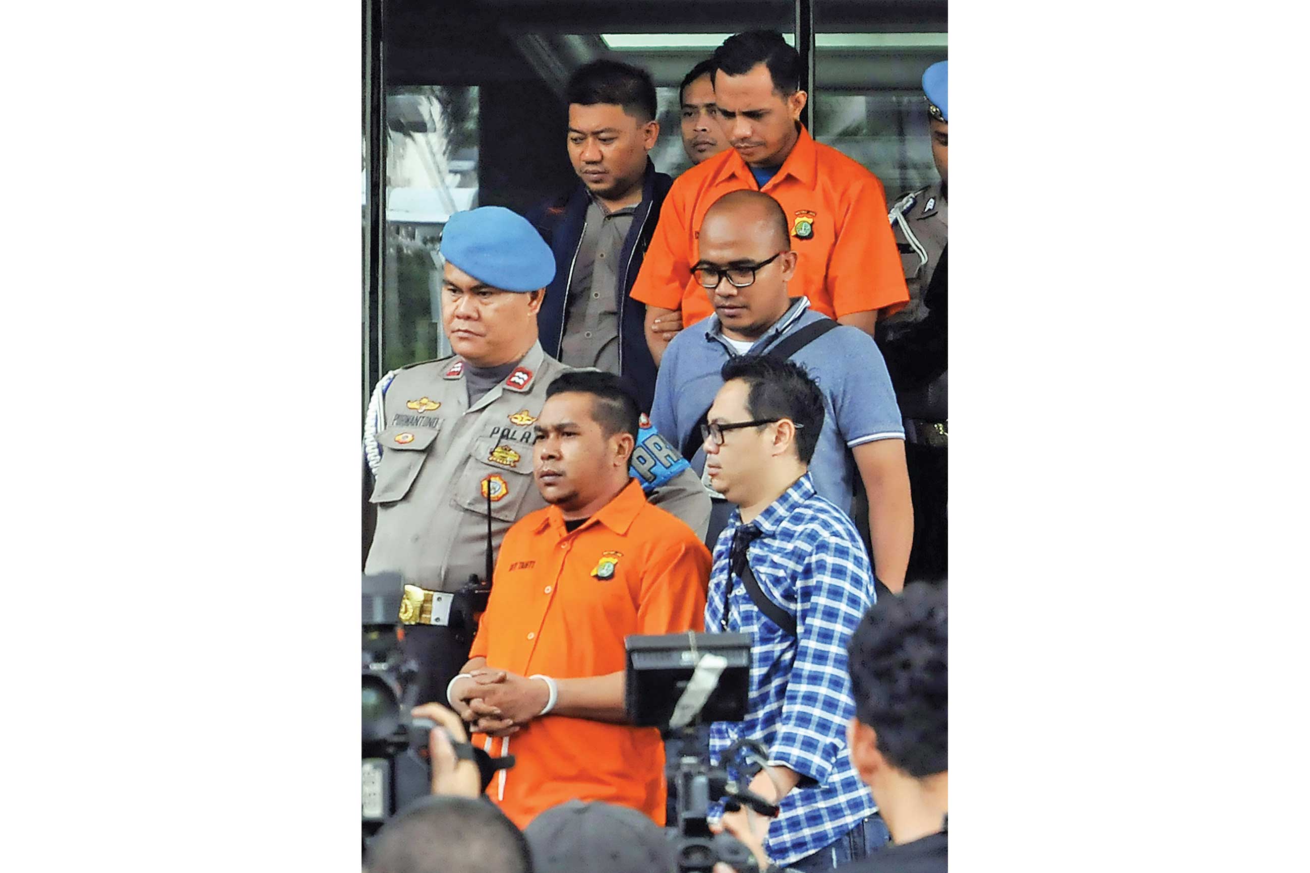 Dua pelaku yang diduga menyiramkan air keras kepada Novel Baswedan dipindahkan ke Bareskrim Mabes Polri Jakarta, kemarin