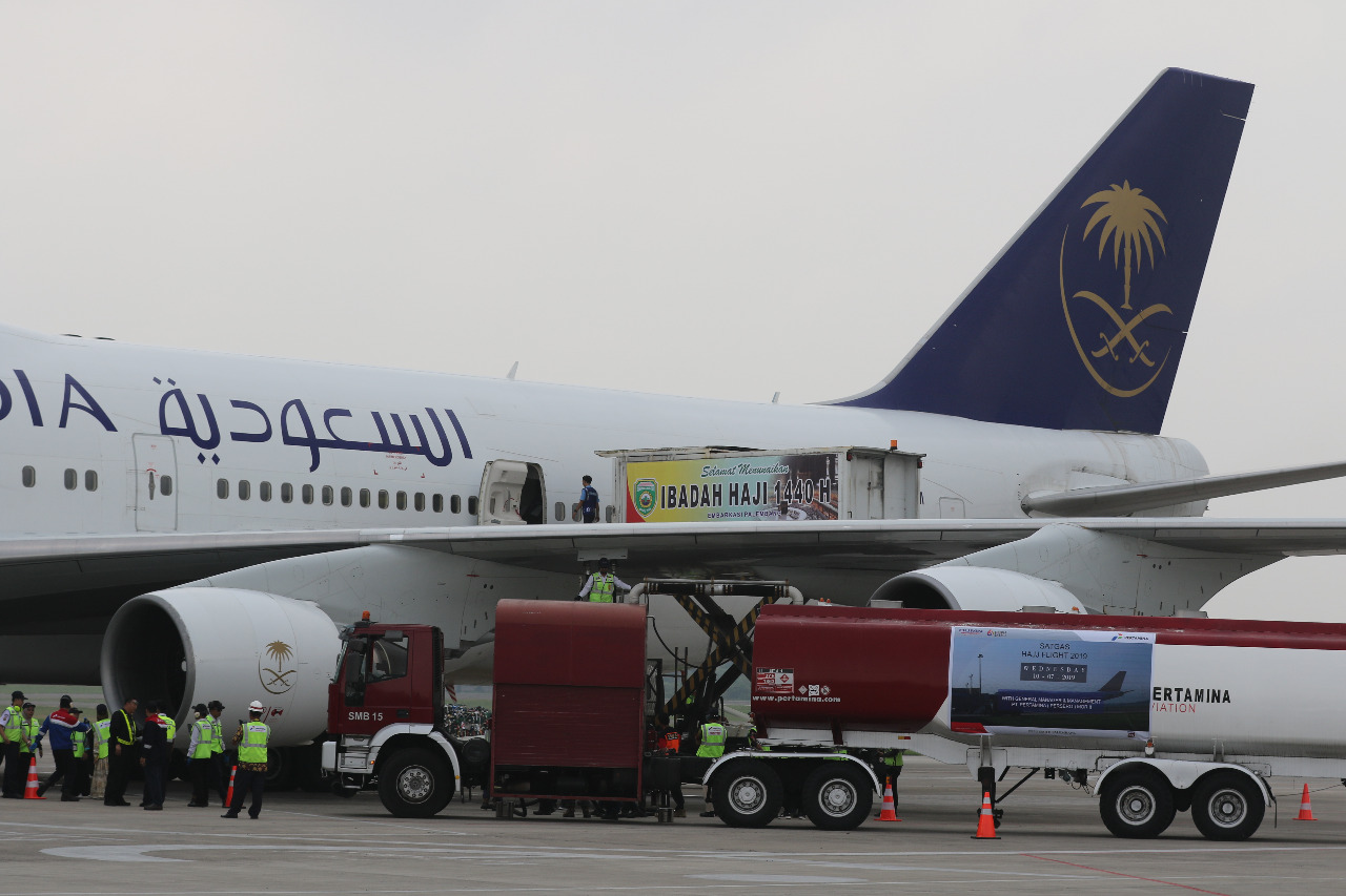 General Manager Pertamina MOR II Sumbagsel Primarini menyaksikan proses refuelling avtur ke pesawat Saudi Arabia Boeing 747