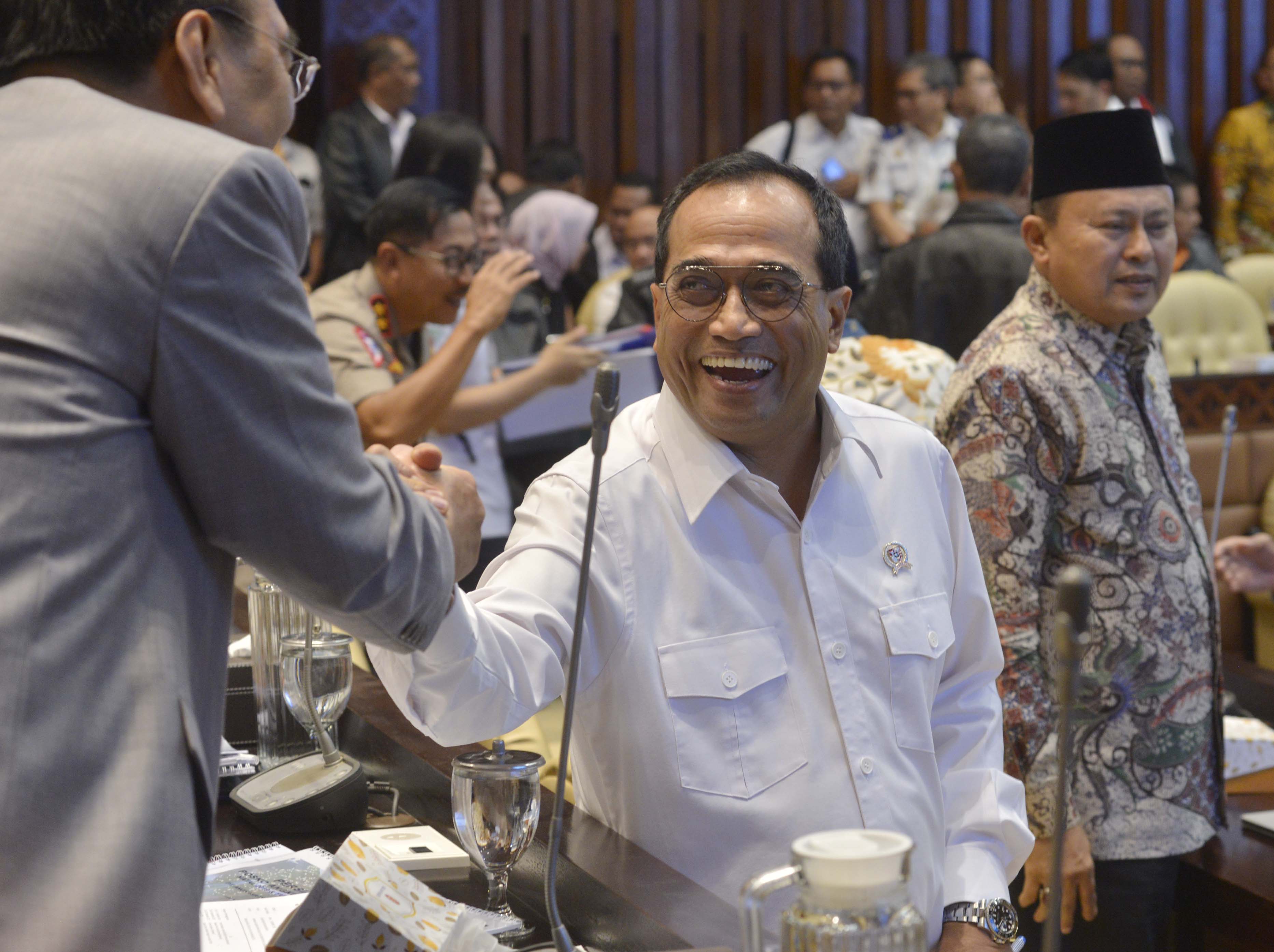 Menhub Budi Karya Sumadi (tengah)