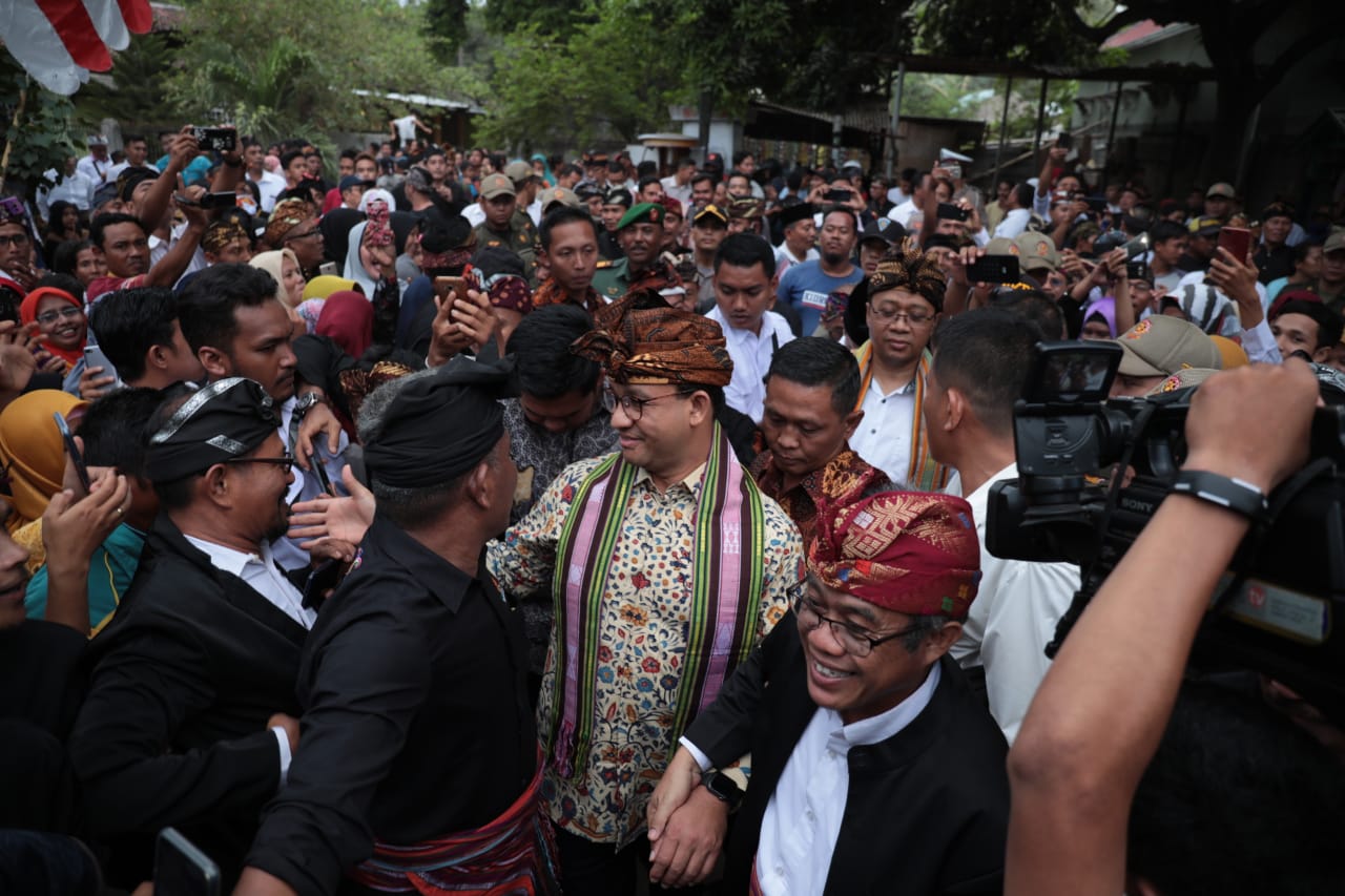 Gubernur DKi Anies Baswedan meinjau bantuan Pemprov DKi untuk gempa lombok