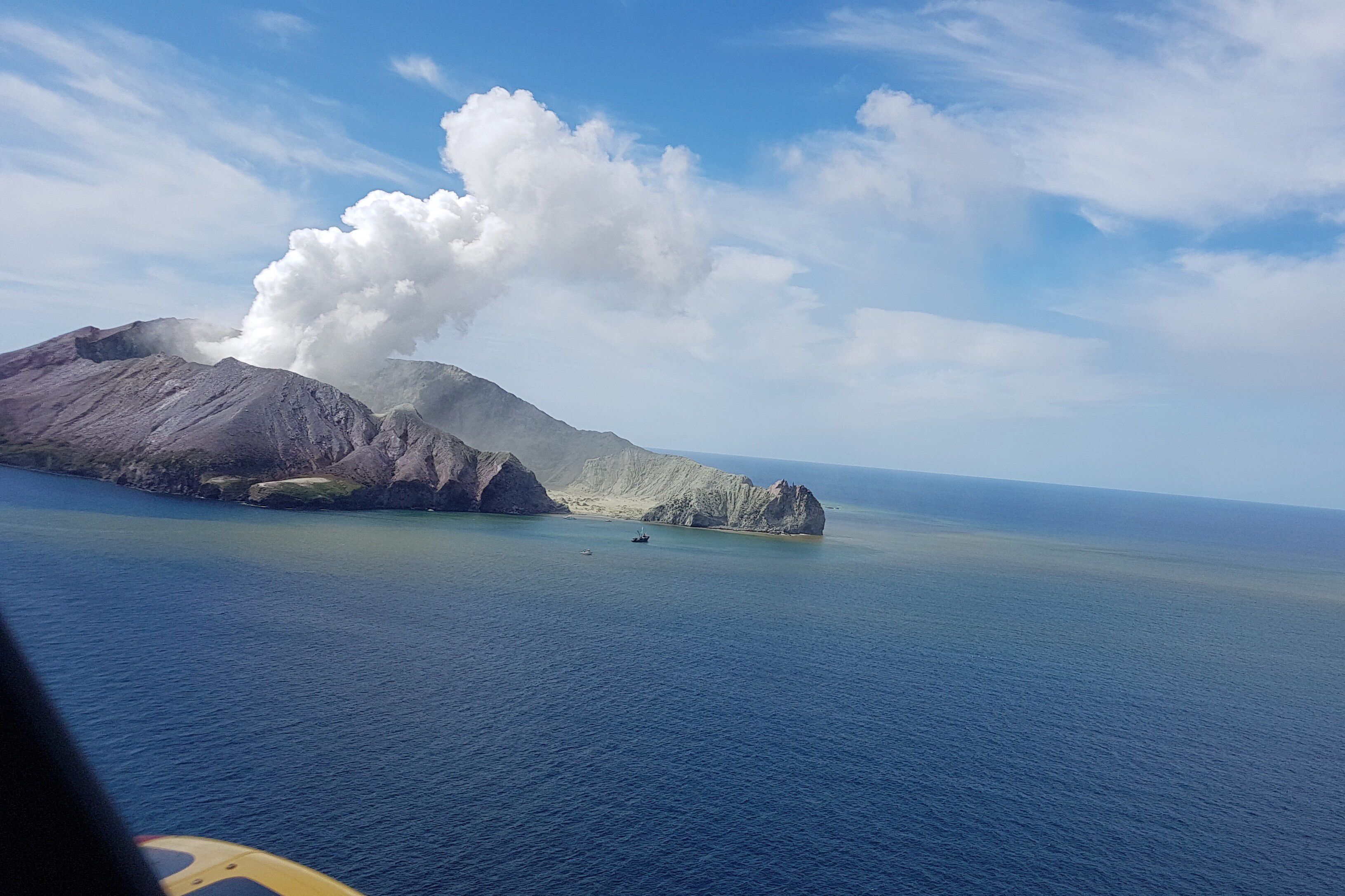 Gunung di White Island mengeluarkan asap tebal usai meletus pada Senin (9/12).