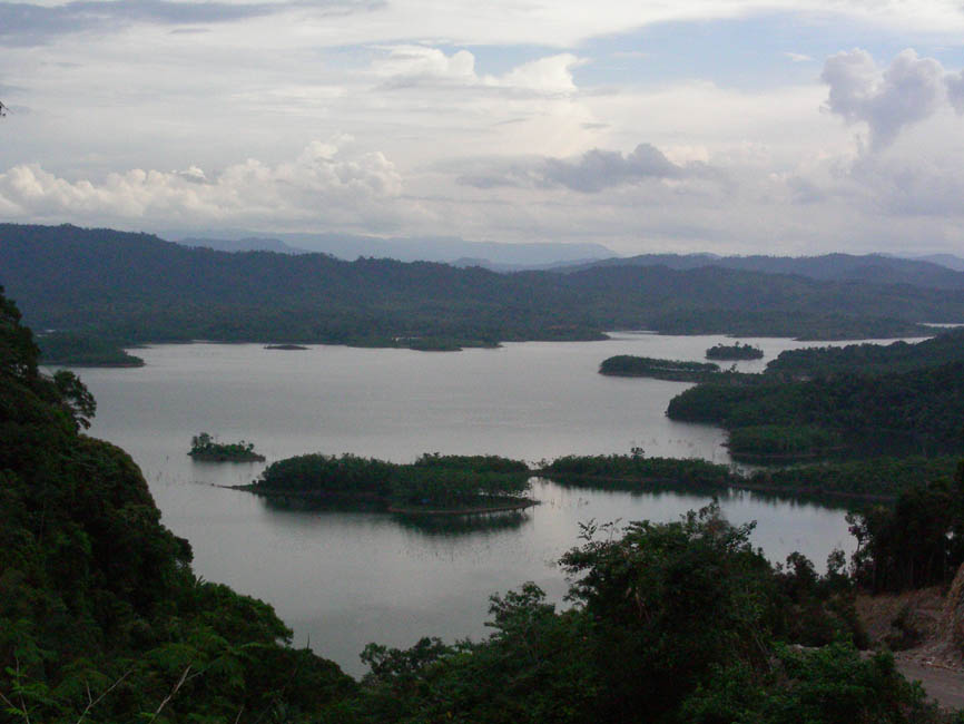 Ilustrasi: Beberapa daratan mulai tampak ke permukaan di waduk PLTA Koto Panjang 114 Megawatt (Mw) Kecamatan XIII Koto Kampar