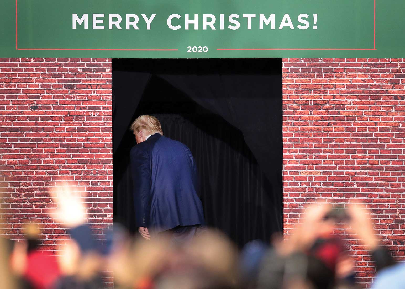  Presiden Amerika Serikat Donald Trump meninggalkan podium seusai menyampaikan pidato di depan sekitar 7.000 pendukungnya di Battle Creek.