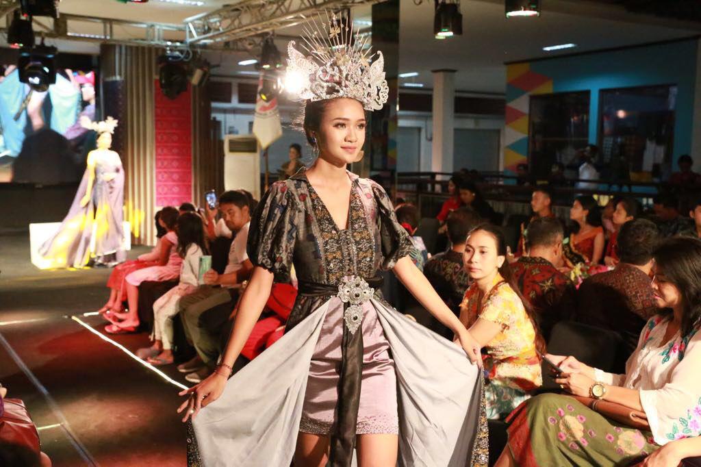 Fashion show menjadi bagian dalam peresmian Pasar Seni Blok A Semarapura.