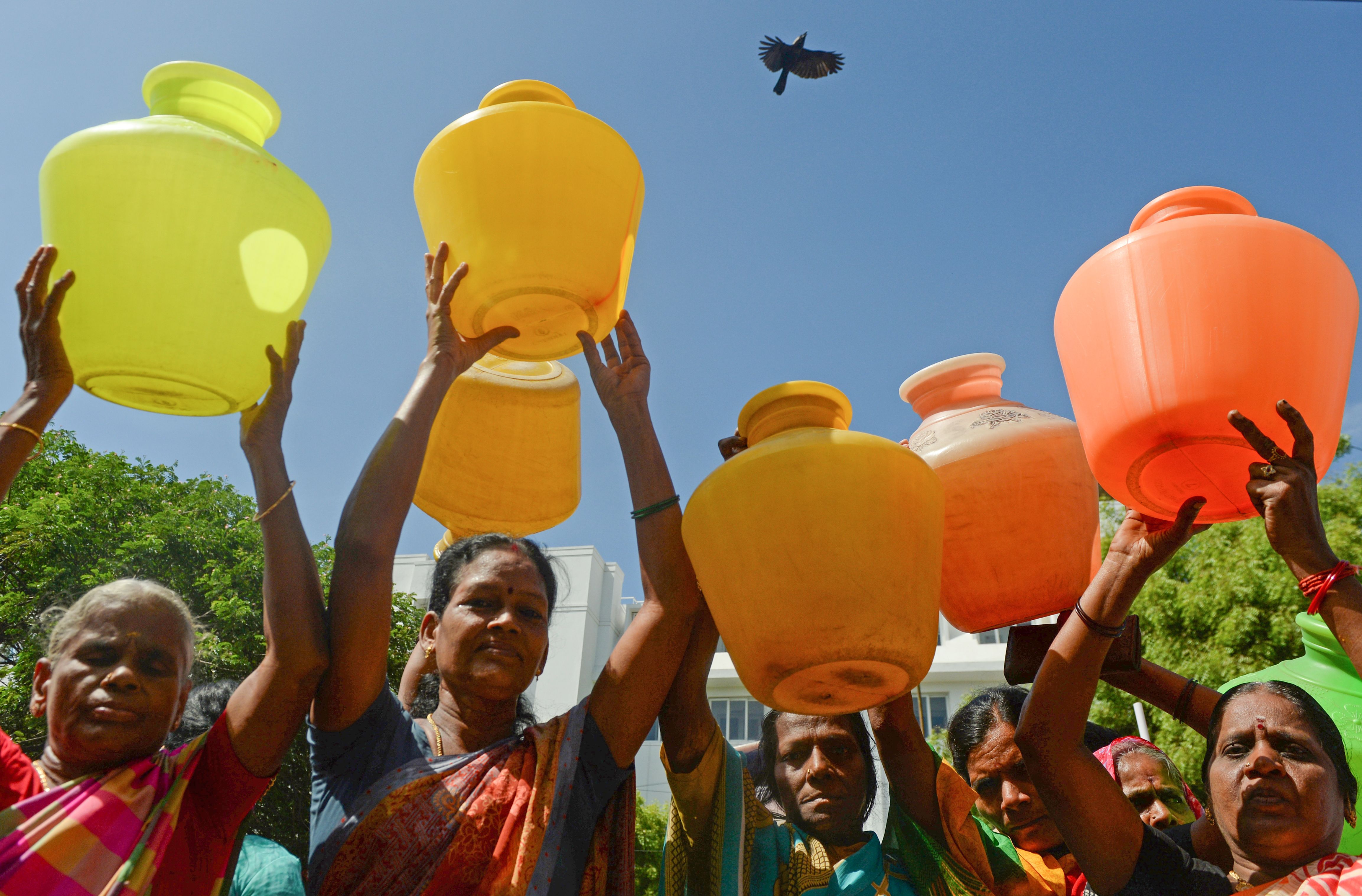Sejumlah wanita India membawa wadah air. Gelombang panas menyebabkan negara tersebut mengalami krisis air