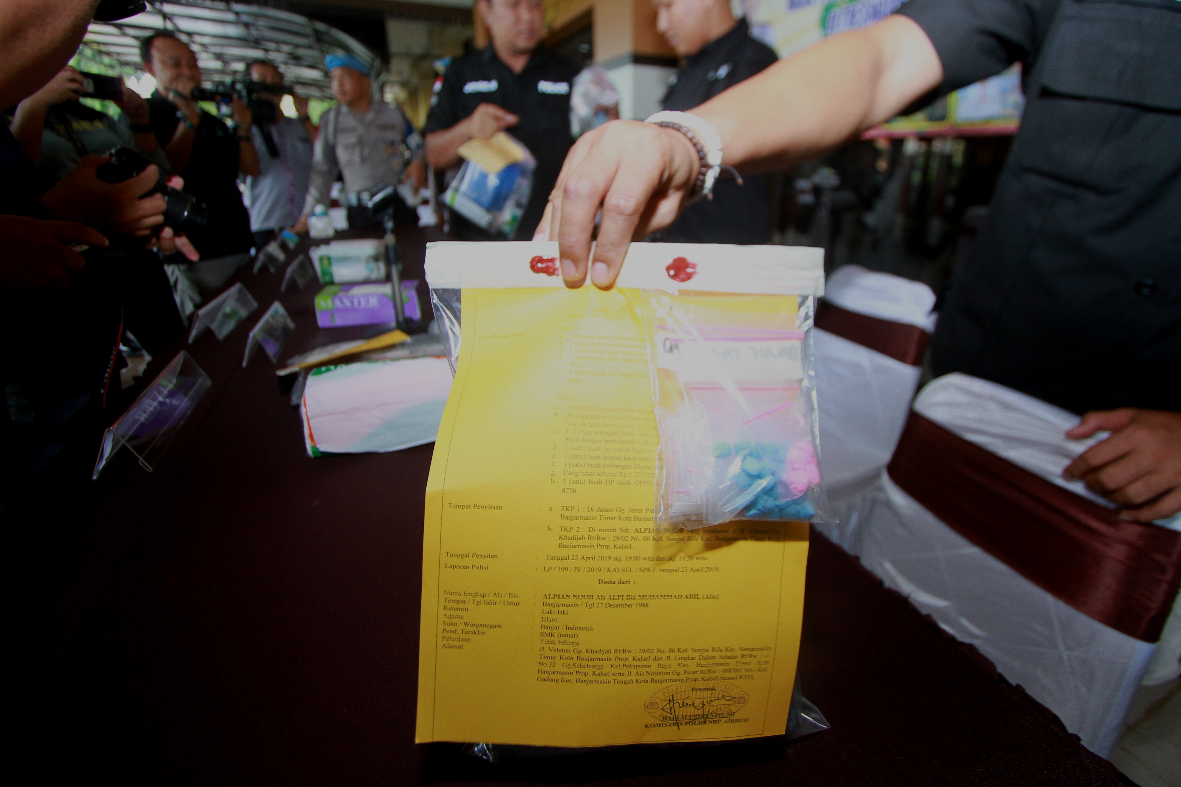 Polisi memperlihatkan barang bukti narkoba di Polda Kalsel. Saat ini peringkat penyalahgunaan narkoba di Kalsel turun peringkat.