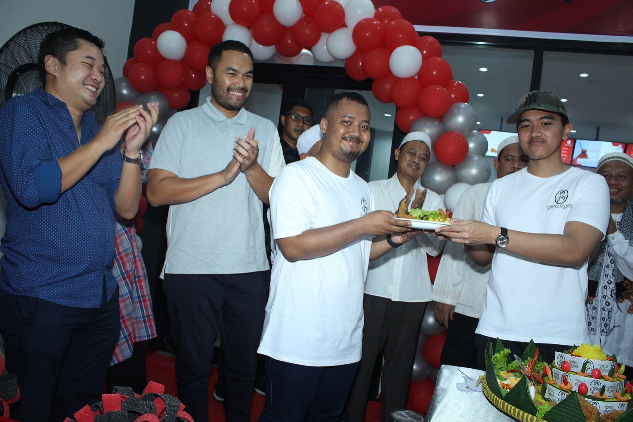 Kaesang Pangarep membuka gerai restoran Yang Ayam di Jakarta. 