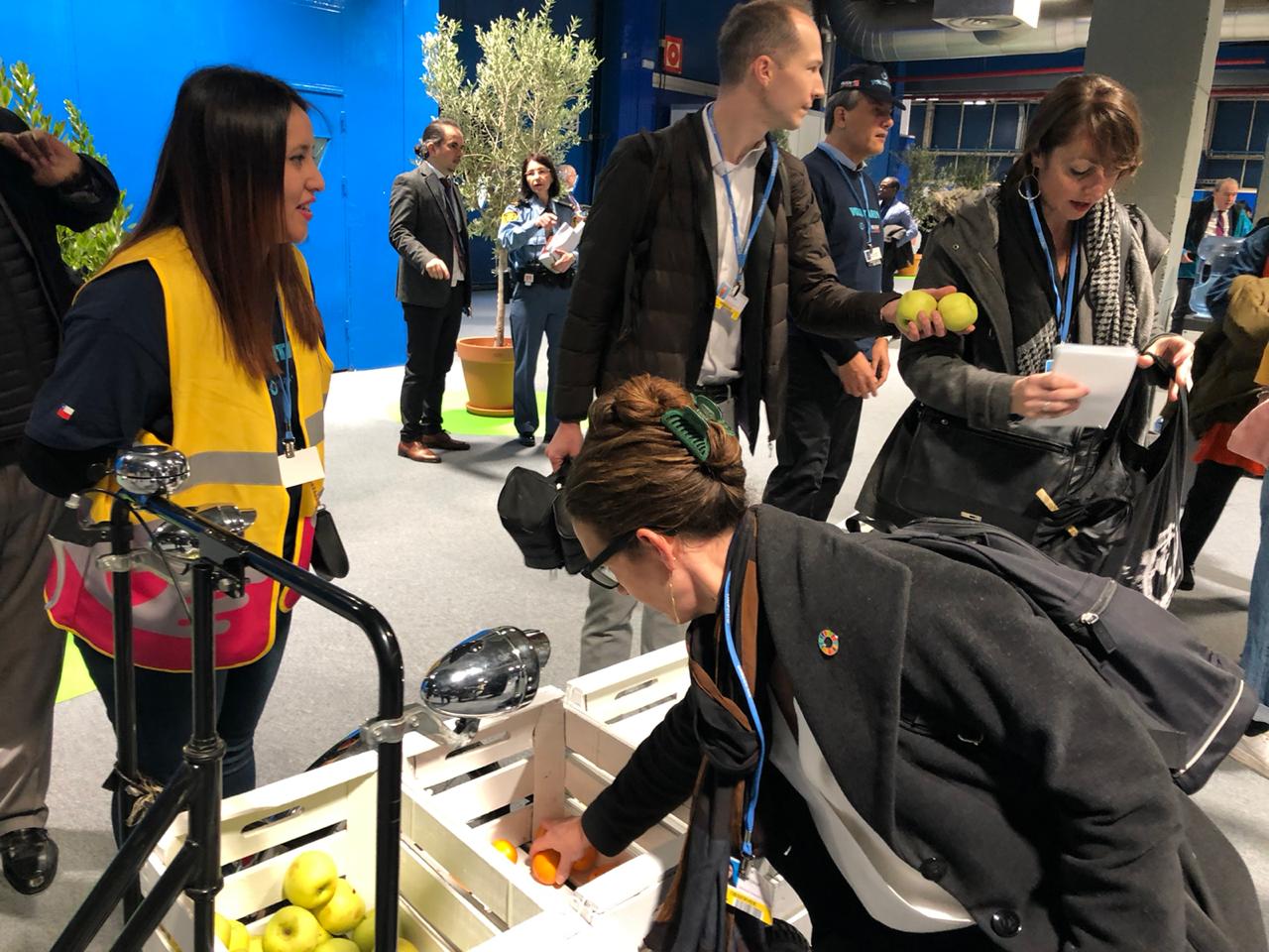 Para peserta COP25 Spanyol memilih buah gratis untuk sarapan pagi