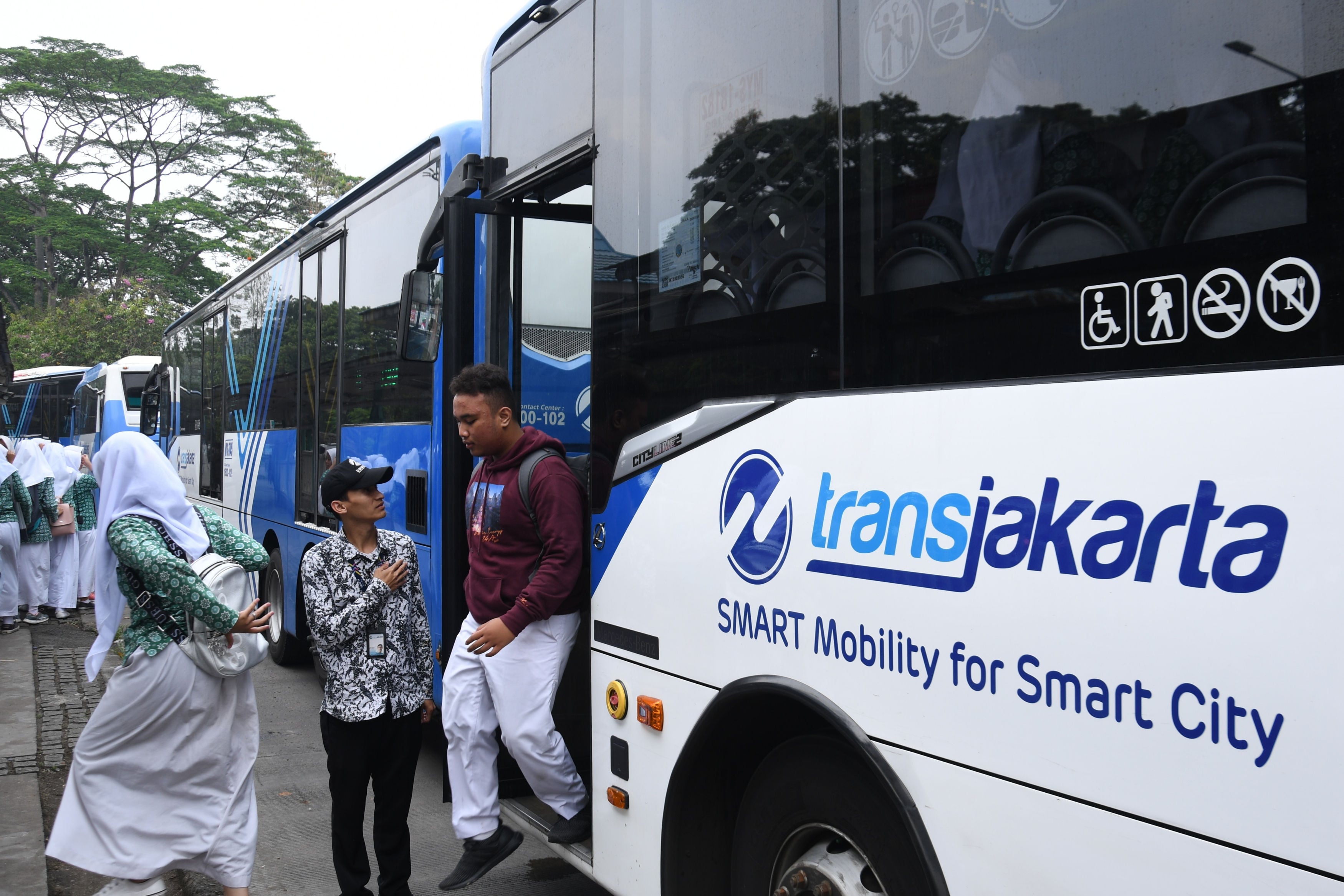 PT Transjakarta Terima Penghargaan Revolusi Mental