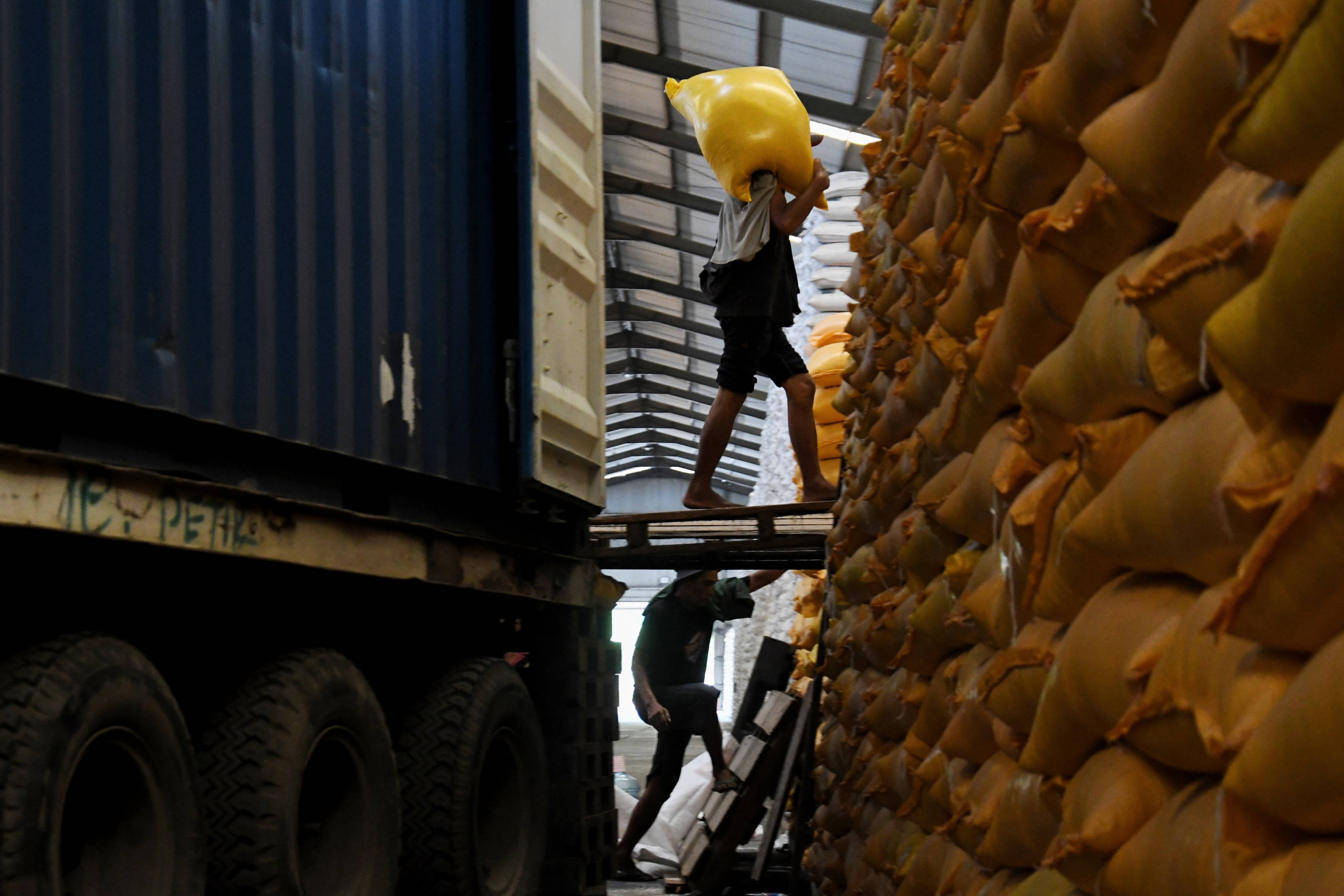 Pelepasan Stok Beras Bulog Bukan Berarti Dimusnahkan