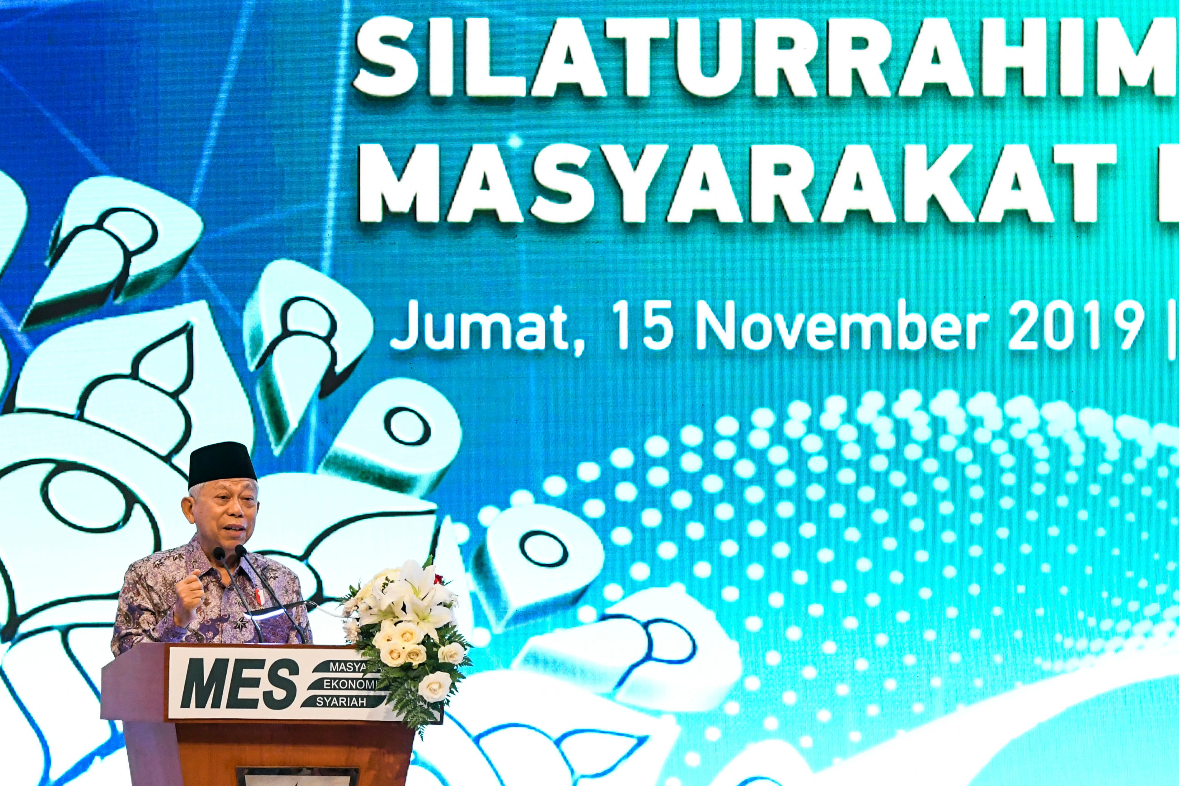 Wakil Presiden Ma'ruf Amin memberikan sambutan pada acara Silaturahim Kerja Nasional (Silaknas) Masyarakat Ekonomi Syariah (MES) di Jakarta