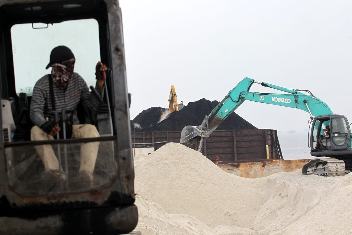 Kegiatan Bongkar Muat Pasir di Pelabuhan KCN Marunda.